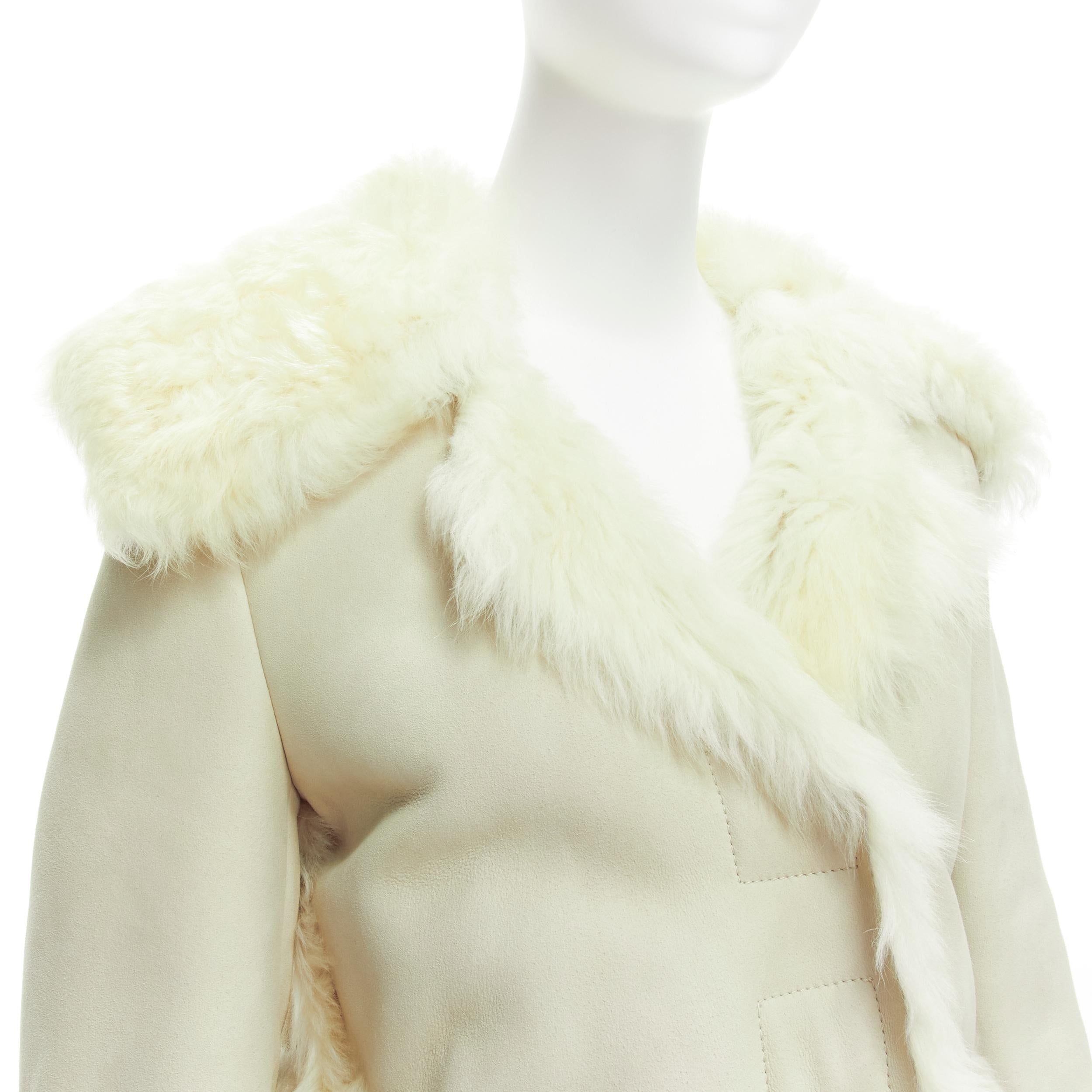 GUCCI Tom Ford Cremefarbener Mantel aus Wildleder mit ausgestellten Ärmeln und Pelzausschnitt IT38 XS im Angebot 4