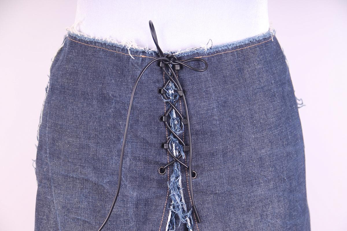 Gucci Tom Ford Rock aus Denim-Fransen und Spitze, Denim
Ungefähr 2002 - 2003
Schaufensterpuppe 84,5 cm x 62 cm x 91 cm Schaufensterpuppe 33,35 in x 24,49 in x 35,79 in
Erstklassiger Zustand. Möglicherweise (nicht sicher!) leicht abgeändert.
Selten.