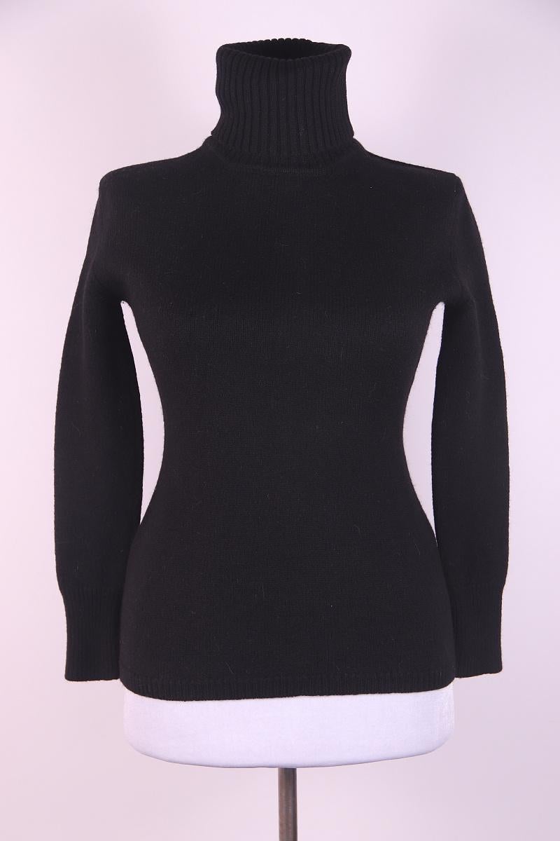 Dolcevita in lana Gucci Tom Ford 1996
Questo è il perfetto maglione di lana nera a collo alto che potrai indossare ancora e ancora. 
È realizzato in lana. 
Composizione: 100% lana
Taglia secondo l'etichetta: XL (in realtà XS)
Lasciati guidare dalle