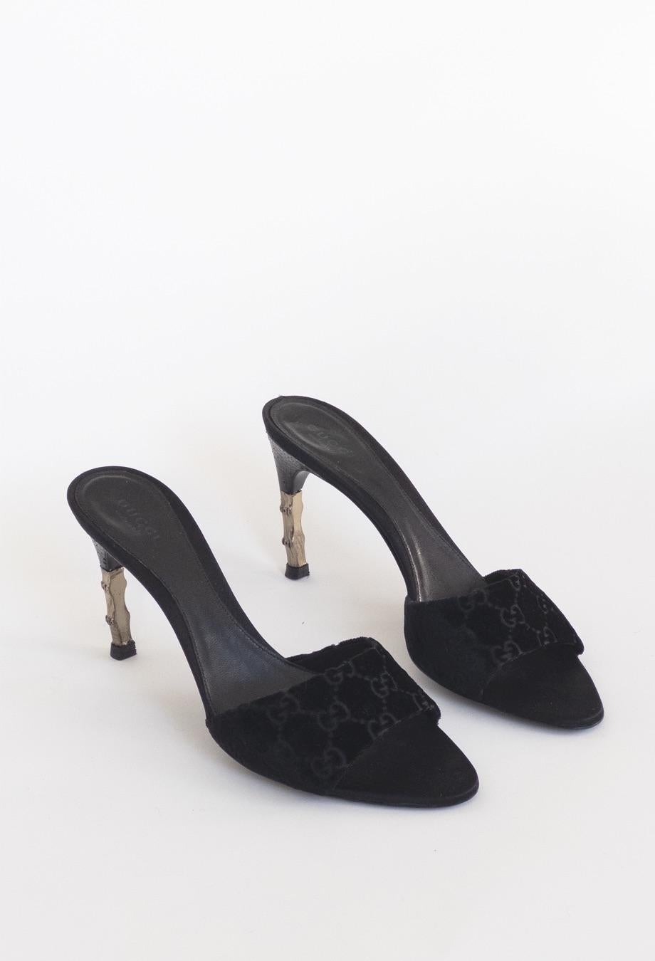 prémode store presents Gucci Tom Ford Era 2004 Velvet GG Monogram Heels

These exquisite heels are what vintage shoe dreams are made of. This rare collectable style features the iconic GG logo, soft velvet fabric and a metal bamboo heel. They are