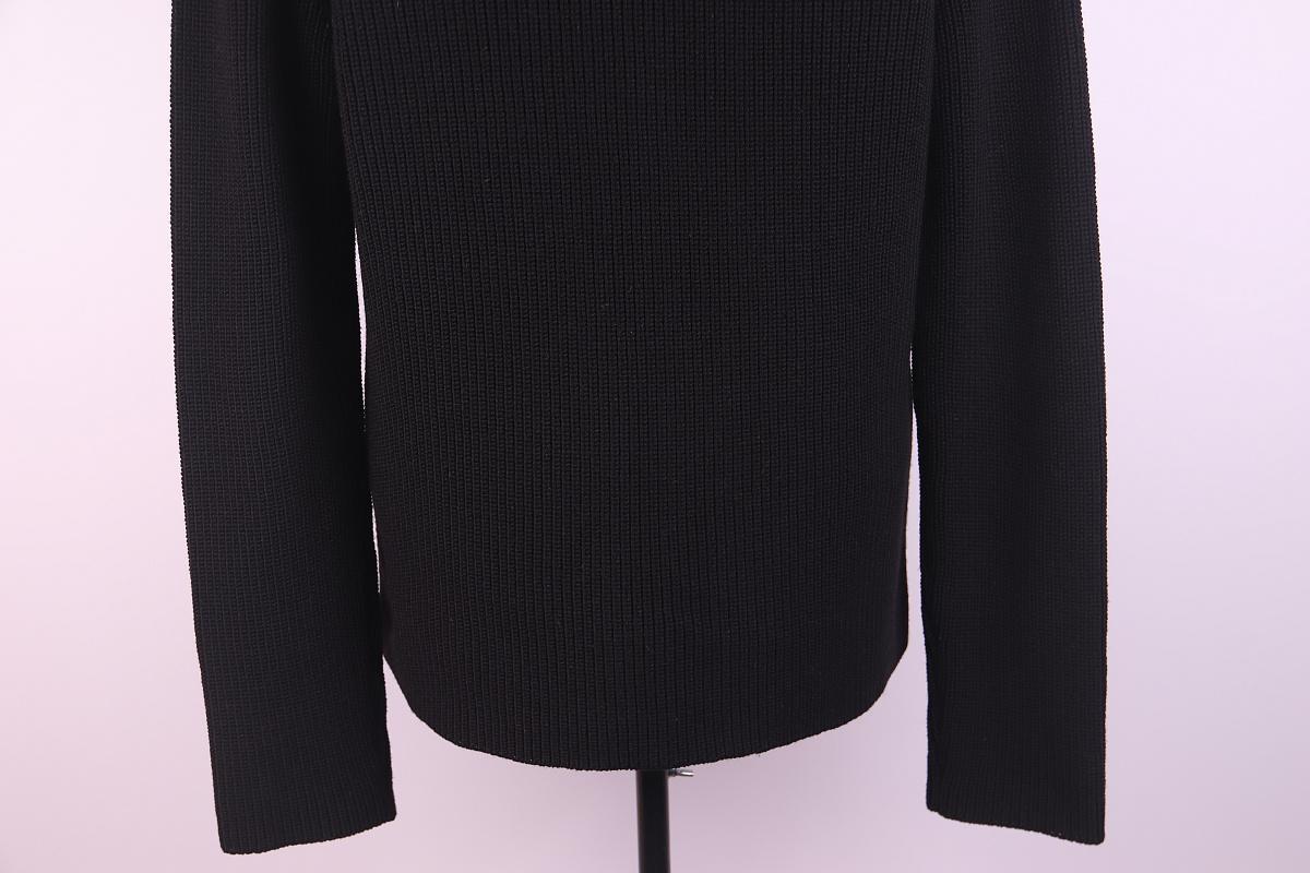 Gucci Tom Ford Era lana men pullover

This is the perfect men's cozy black wool sweater that you'll reach for again and again. Perfect with classic trousers, jeans, a bomber jacket, a leather jacket, and of course sunglasses.
It's made of wool. It's