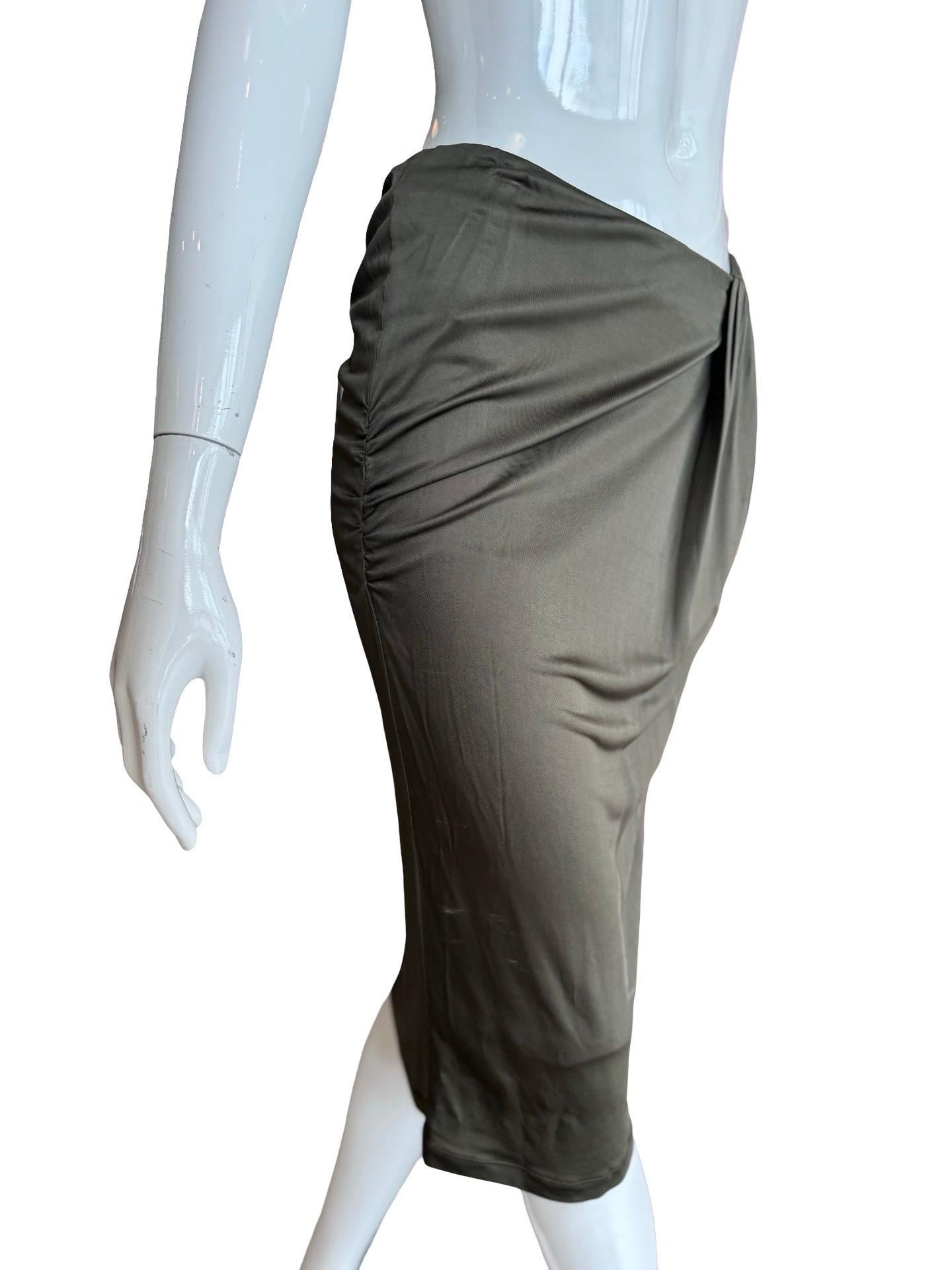 Esta falda es sexy, ¡como es conocido Tom Ford!  Parece un poco envolvente, pero se cierra con una cremallera lateral.  Mezcla de rayón y seda y etiquetada como talla IT42 o US6.

Cintura 15
Longitud 25