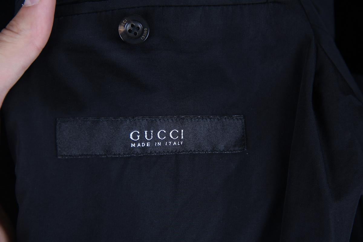 Gucci Tom Ford Era Cappotto Vintage
La particolarità di questo cappotto è il gran numero di tasche. Ma il punto forte è rappresentato dalle tasche sul retro con bottoni firmati. Una vera rarità.

taglia 52

buone condizioni, ci sono piccoli segni di