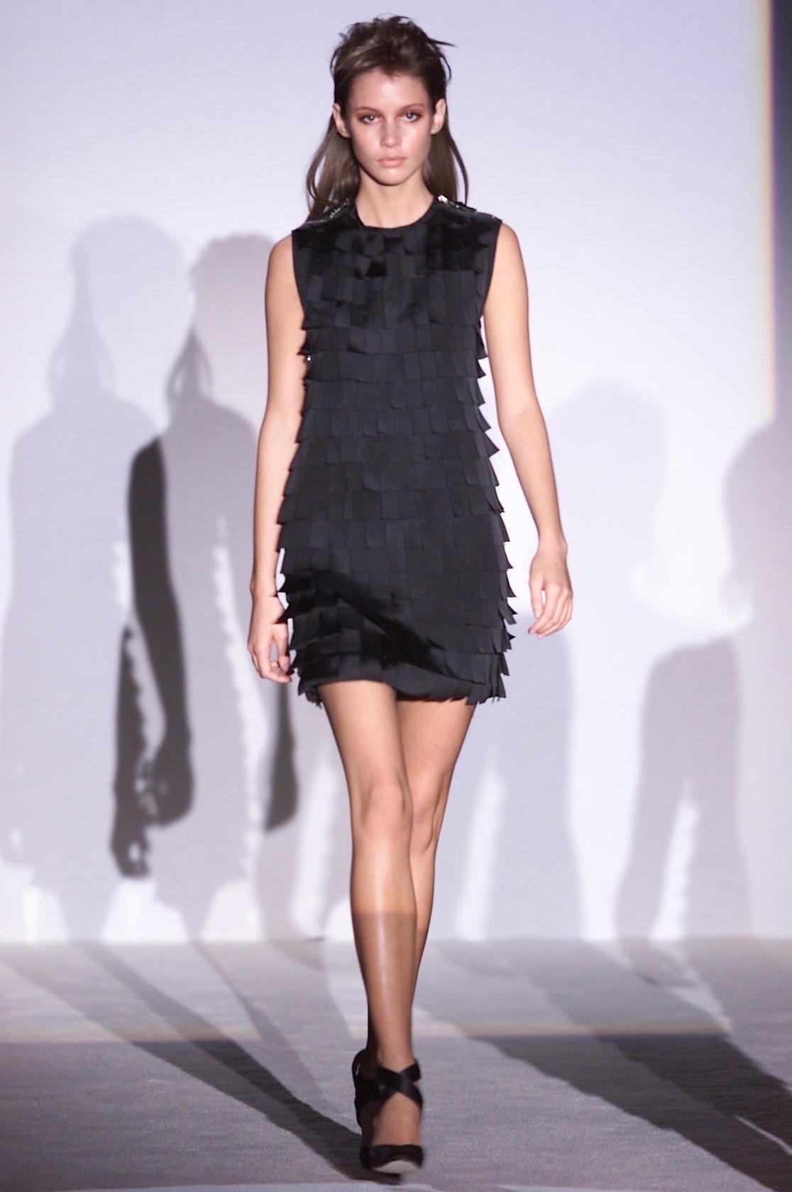 Gucci Tom Ford Otoño 2001 Talla 38 / 2 Pasarela Seda Negra Vestido Post - It Sin Tirantes en venta 8
