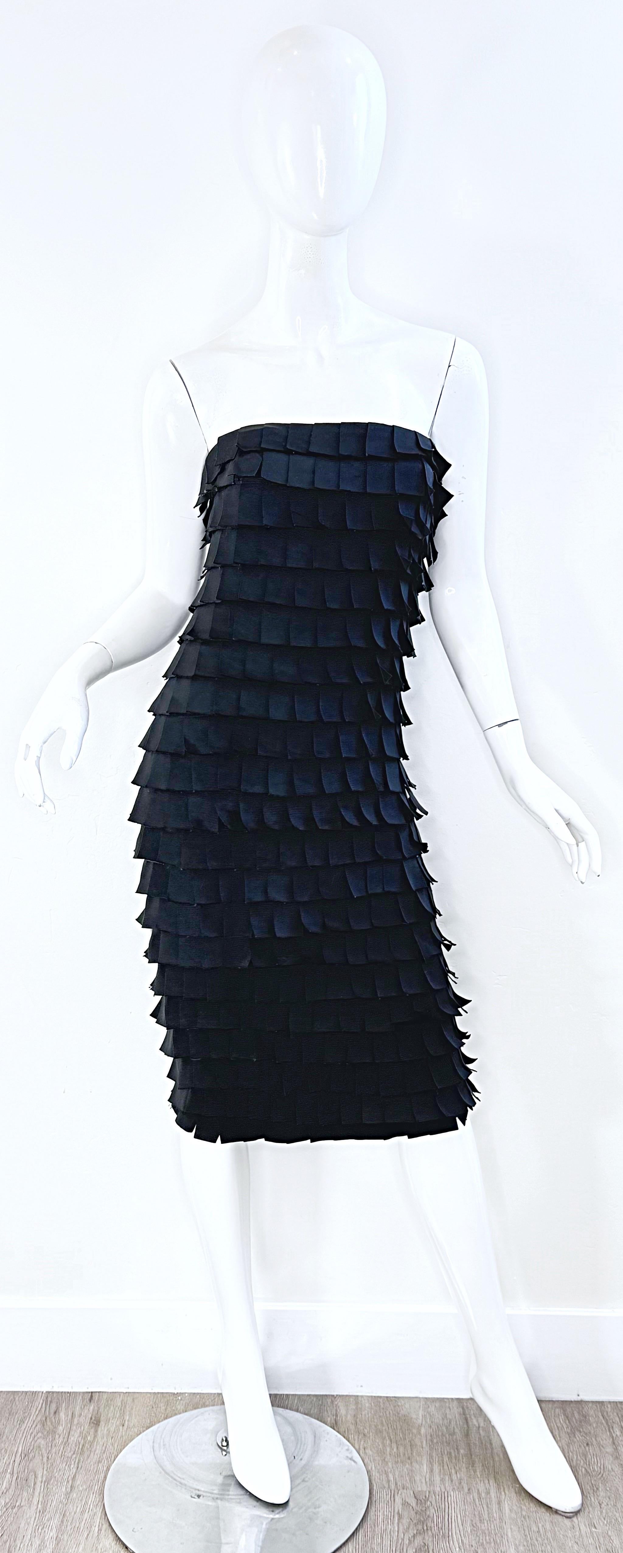 ¡Raro vestido vintage Gucci, by Tom Ford Otoño 2001 de seda negra sin tirantes Runaway ! Creados a partir de notas adhesivas. El corpiño incorporado mantiene todo en su sitio. Cremallera oculta en el lateral con cierre de corchete. El mismo vestido