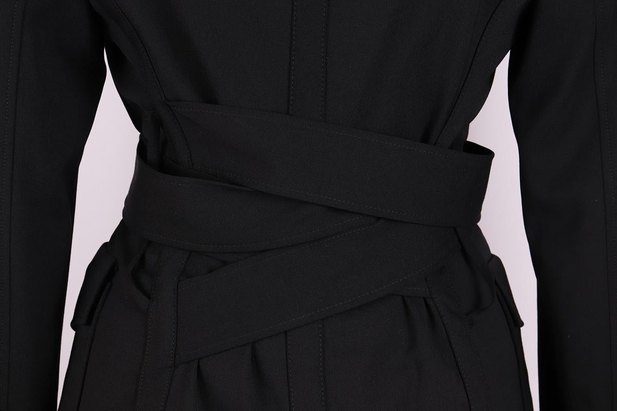 Gucci Tom Ford FW 2003 Chaqueta Bondage

Hombros: 37 cm
Longitud de la manga: 66 cm / 25.98 in
Anchura de la axila: 44 cm / 17.32 in
Longitud: 57 cm

Maniquí: 84,5 cm x 62 cm x 91 cm
Maniquí: 33,35 pulg. x 24,49 pulg. x 35,79 pulg.

Talla 38, se