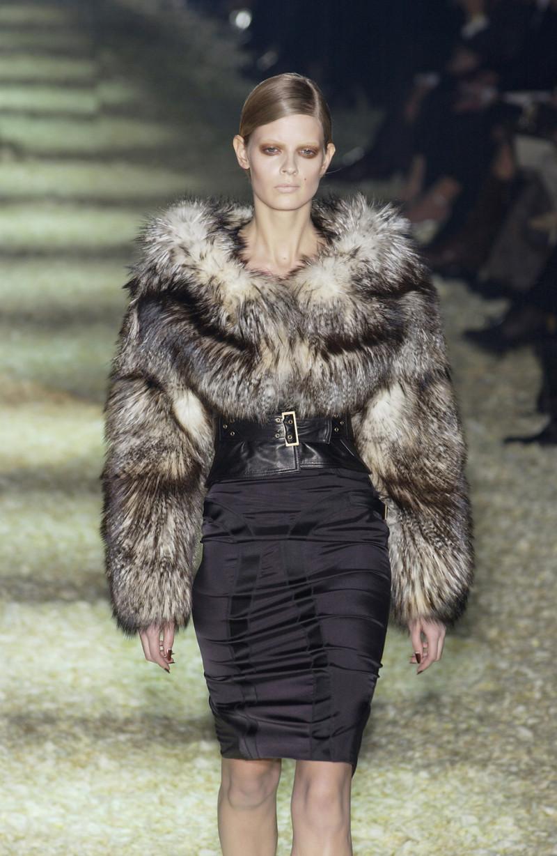F/W 2003 Gucci Tom Ford runway Vintage raccoon fur coat For Sale 7
