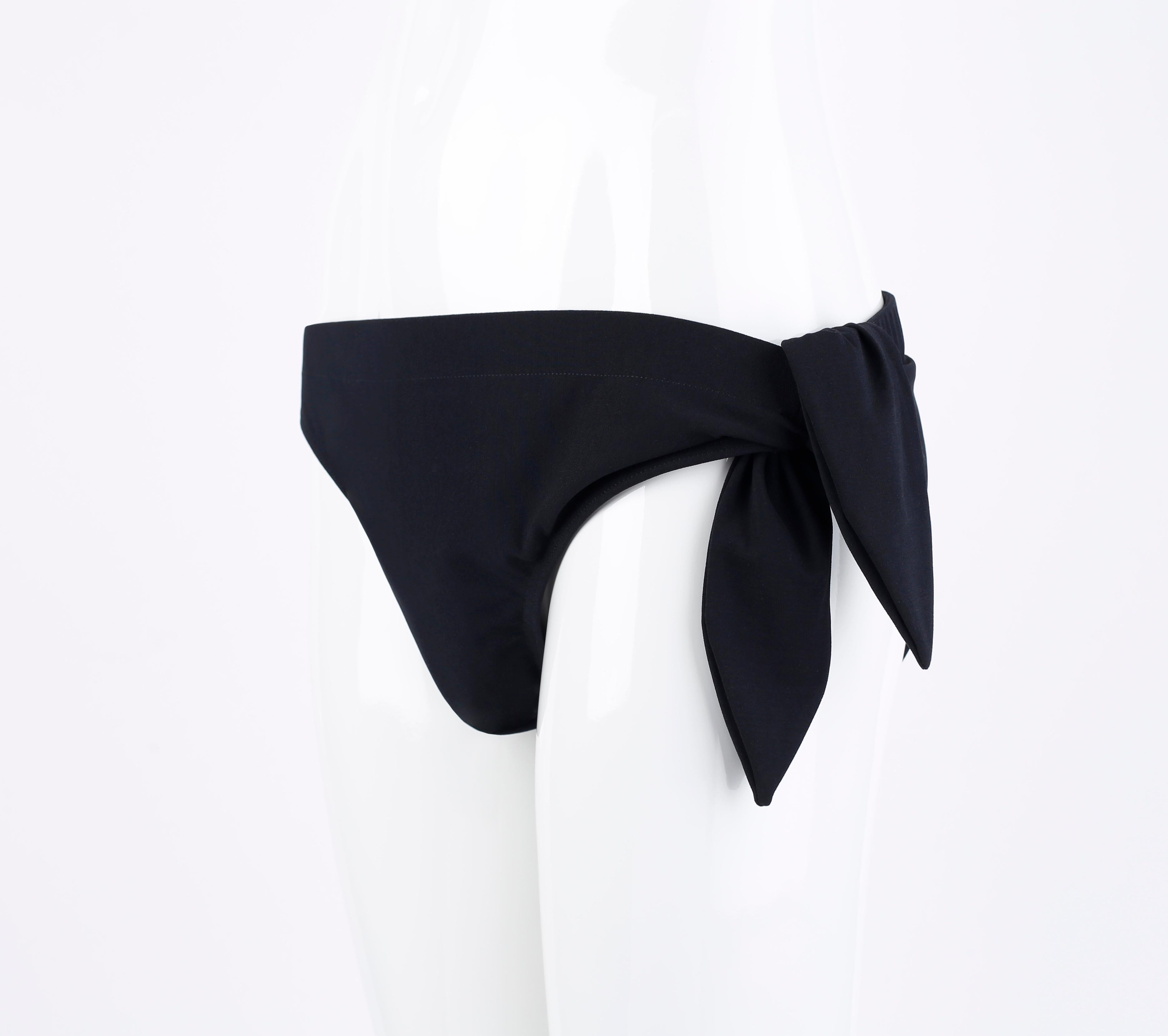 Disegnata da Tom Ford per la collezione primavera-estate 1998 di Gucci. Questo sexy slip a vita bassa è stato presentato sulla passerella di quella stagione e rimane un design memorabile che racchiude il sex appeal senza tempo visto in tutta la