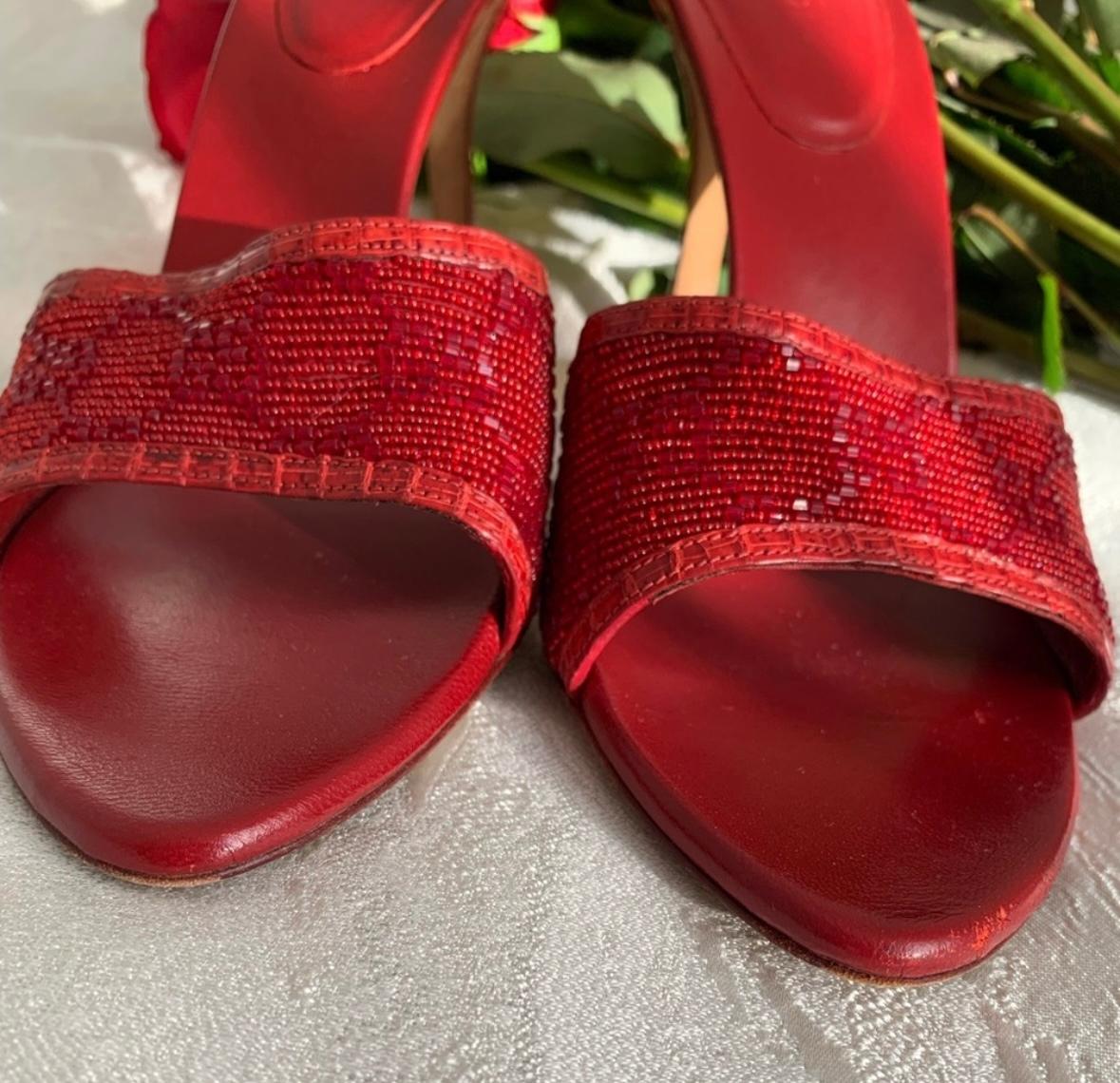 Gucci Tom Ford red beaded GG heels In Good Condition For Sale In Annandale, VA