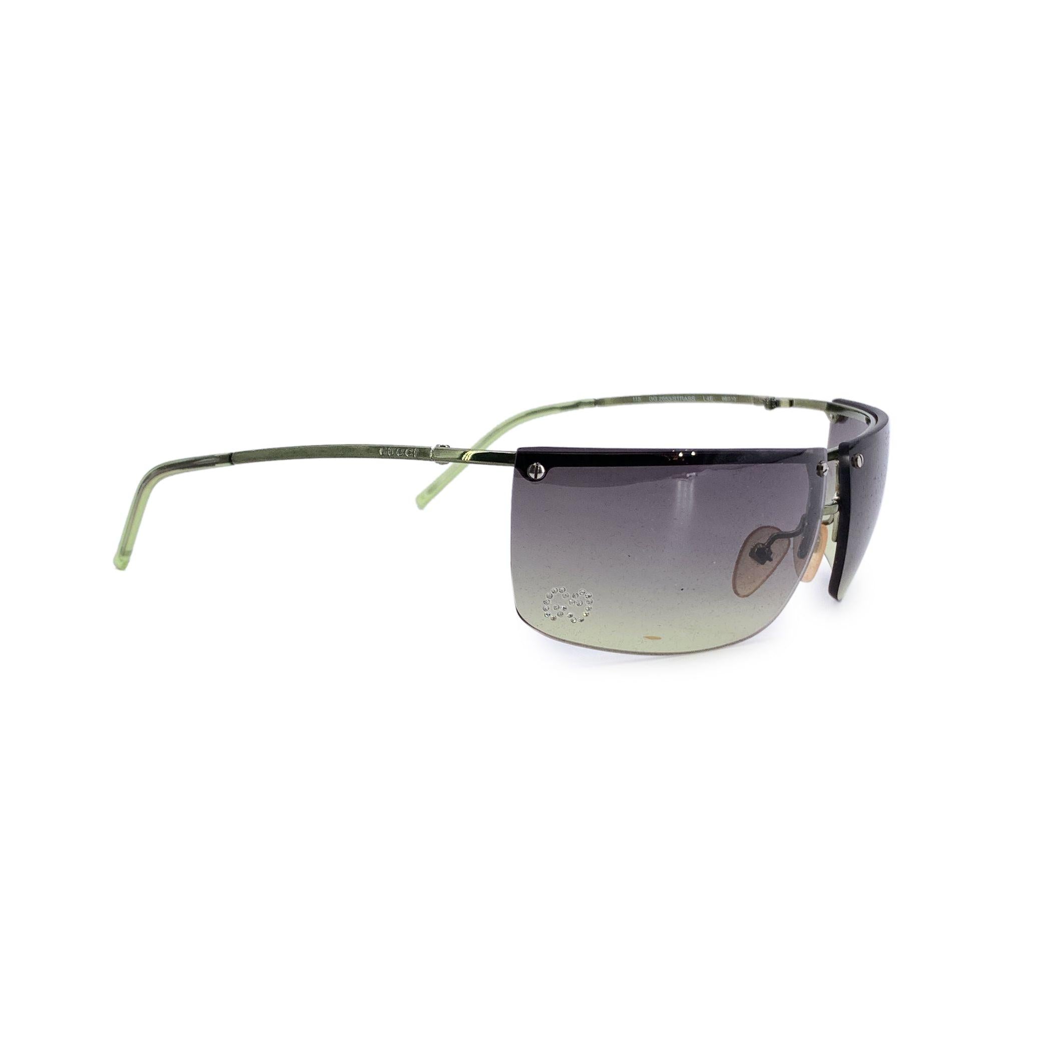 Véritable relique du luxe du début des années 2000, ces lunettes de soleil GUCCI GG2653/STRASS L4E sont une découverte rare et audacieuse de l'époque très convoitée de Tom Ford - une époque où Gucci redéfinissait le glamour avec une attitude sans