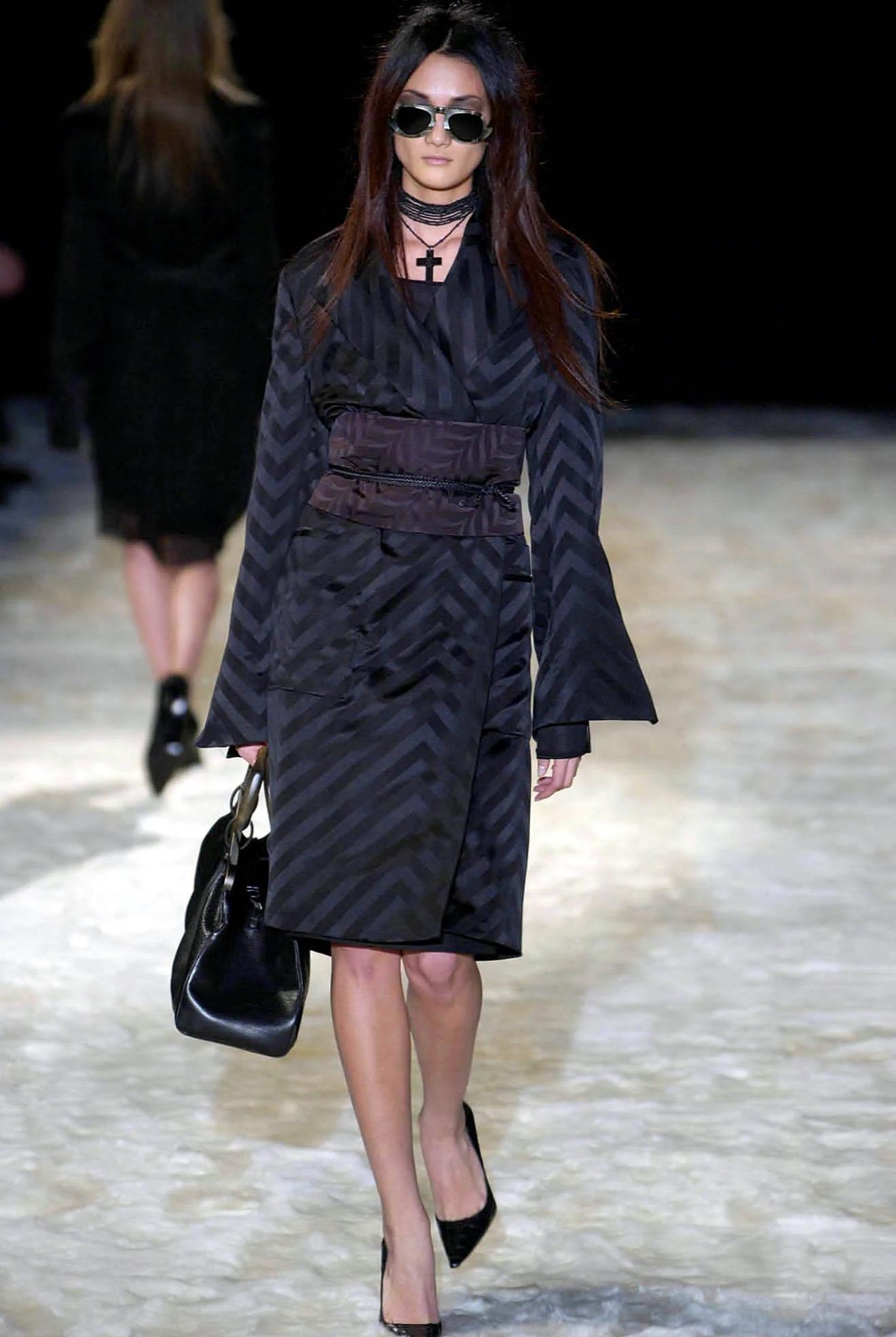 Tom Ford for Gucci - Passerella A/I 2002 - Blazer kimono in seta jacquard con cintura obi in vendita 9