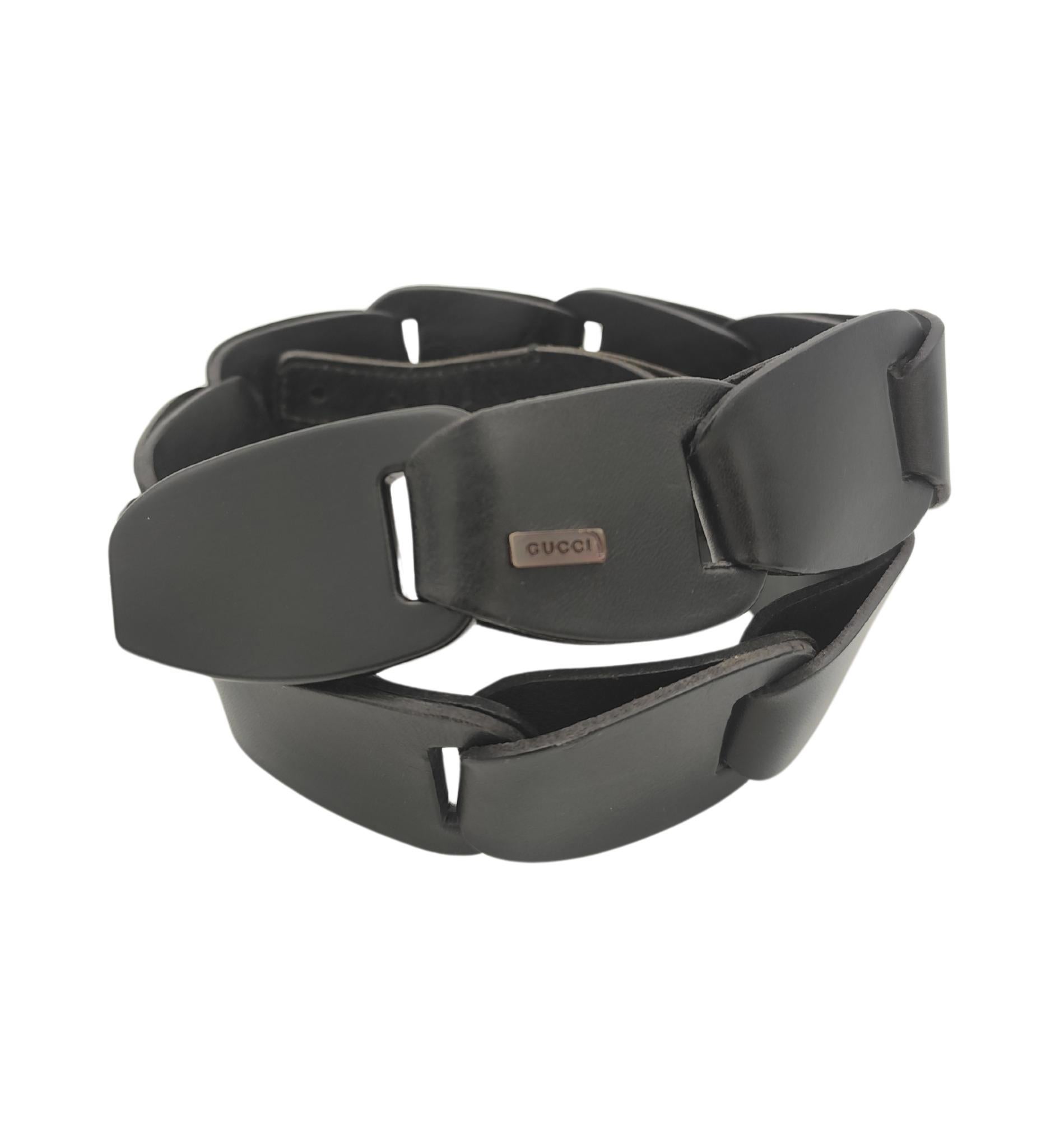 Women's or Men's Gucci Tom Ford S/S 1997 black leather chain belt For Sale