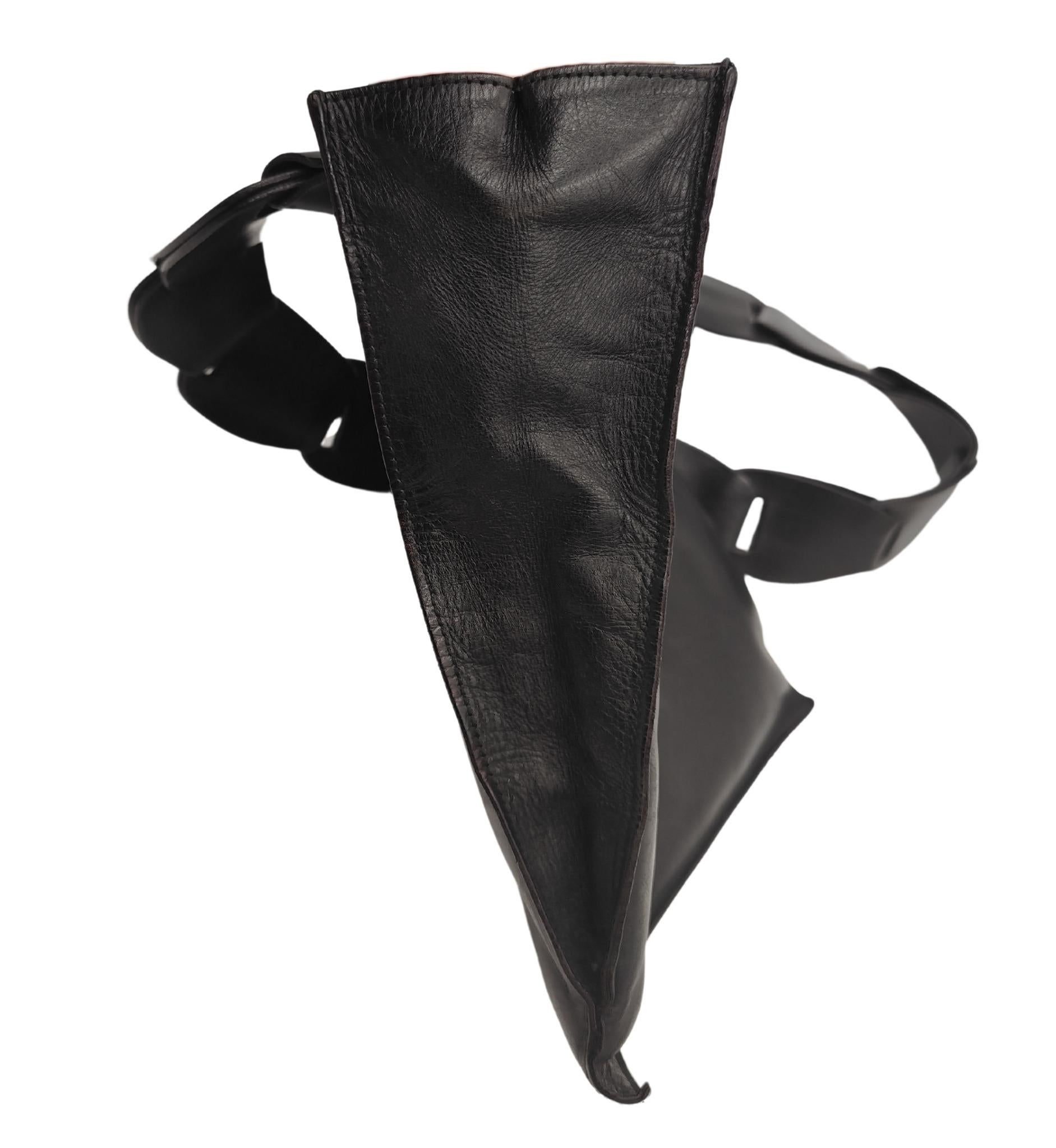 Women's or Men's Gucci Tom Ford S/S 1997 black leather chain strap bag For Sale