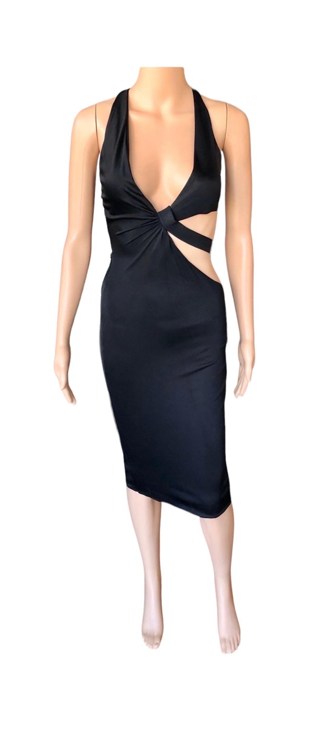 Gucci Tom Ford S/S 2005 Vestido recortado Bodycon Negro Talla S

Vestido midi negro Gucci con recortes, escote pronunciado y cierre de lazo en la nuca. 
