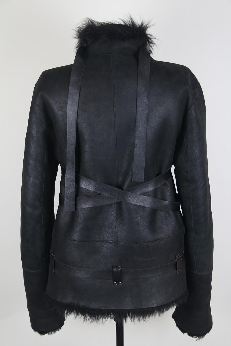 

Gucci Tom Ford Cappotto in shearling
Taglia 42
Descrizione del prodotto: Cappotto in shearling nero con finiture in pelliccia sul colletto, lungo la chiusura e lungo le maniche e l'orlo.
Dettagli: Le cinghie in pelle sul davanti si incrociano sul
