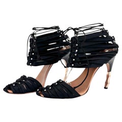 Gucci Tom Ford SS 2004 Schwarze Satin-Sandalen mit Schnürung am Knöchel, Kristallverzierung und Bambus-Absatz 7