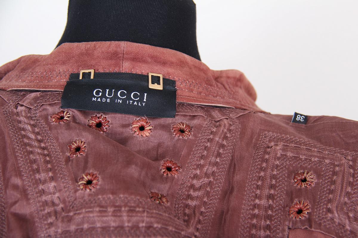 Gucci & Alessandra Facchinetti giacca in pelle scamosciata
Il prodotto è contrassegnato dalla sigla IT 38.
Alessandra Facchinetti per Gucci
Prodotto in Italia.
Composizione: principale - 100% pelle
Inserti in tessuto 100% seta
Fodera: 68% seta, 21%
