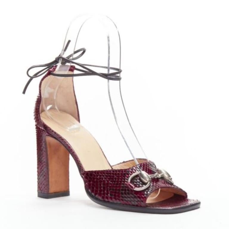 GUCCI Tom Ford Vintage 1996 red scaled leather silver Horsebit heels EU37
Reference: GIYG/A00373
Brand: Gucci
Designer: Tom Ford
Collection: SS1996
Material: Leather
Color: Burgundy
Pattern: Animal Print
Closure: Ankle Tie
Lining: Nude Leather
Extra