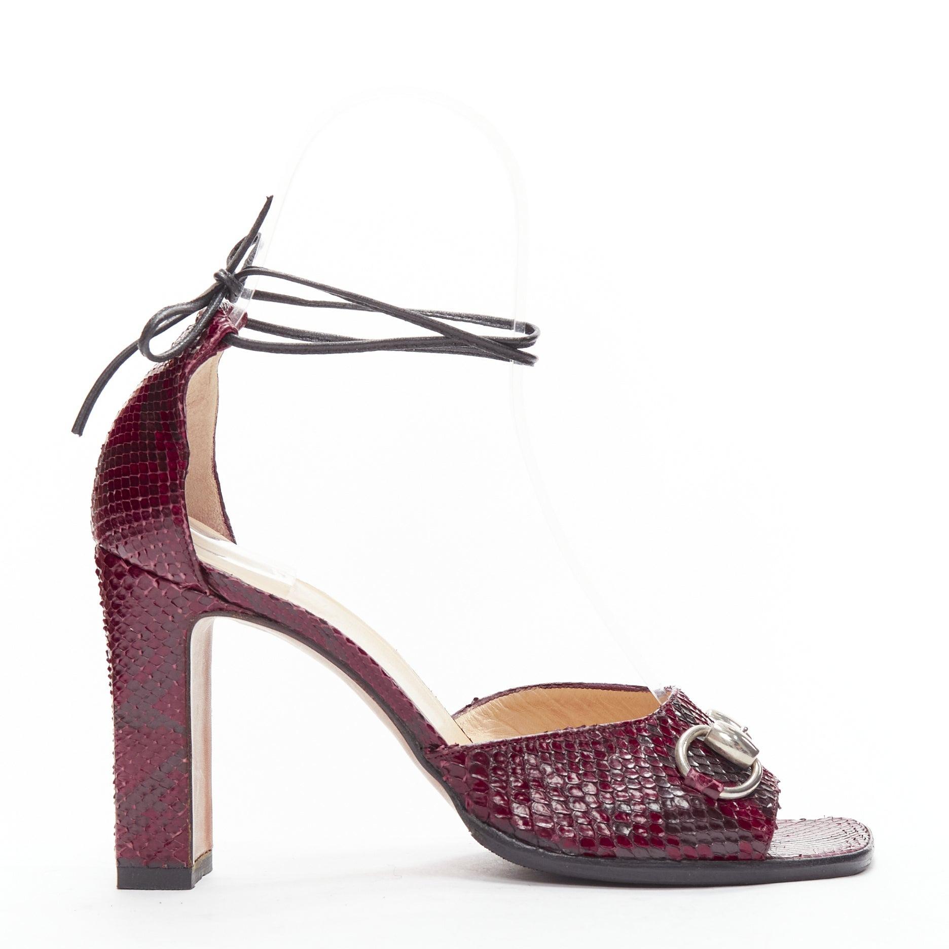 GUCCI Tom Ford Vintage 1996 red scaled leather silver Horsebit heels EU37
Reference: GIYG/A00373
Brand: Gucci
Designer: Tom Ford
Collection: SS1996
Material: Leather
Color: Burgundy
Pattern: Animal Print
Closure: Ankle Tie
Lining: Nude Leather
Extra
