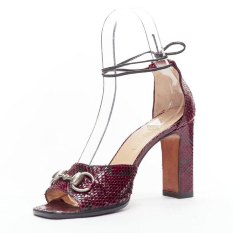 GUCCI Tom Ford Vintage 1996 red scaled leather silver Horsebit heels EU37 In Good Condition For Sale In Hong Kong, NT