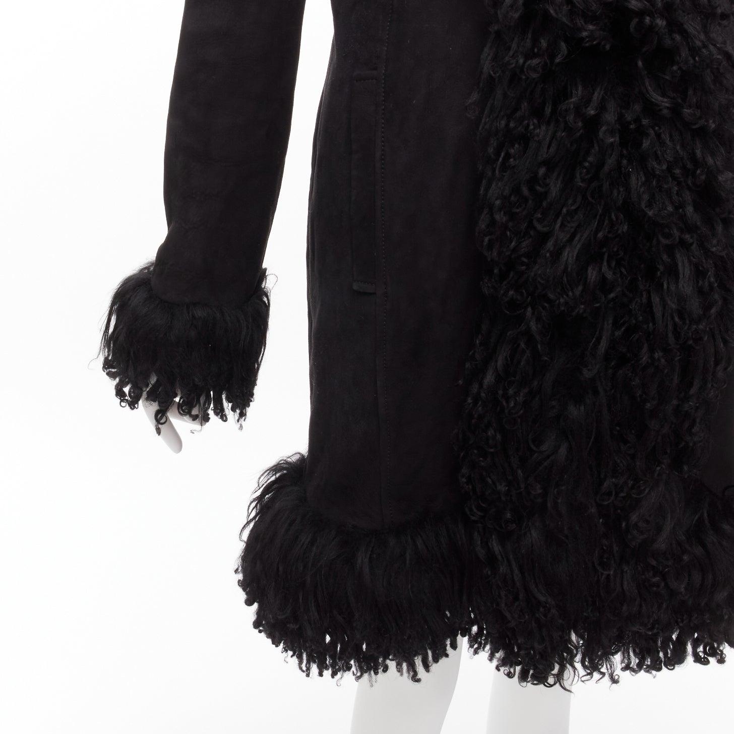GUCCI Tom Ford Vintage Schwarzer Mantel aus Wildleder mit Lammfellbesatz S im Angebot 4