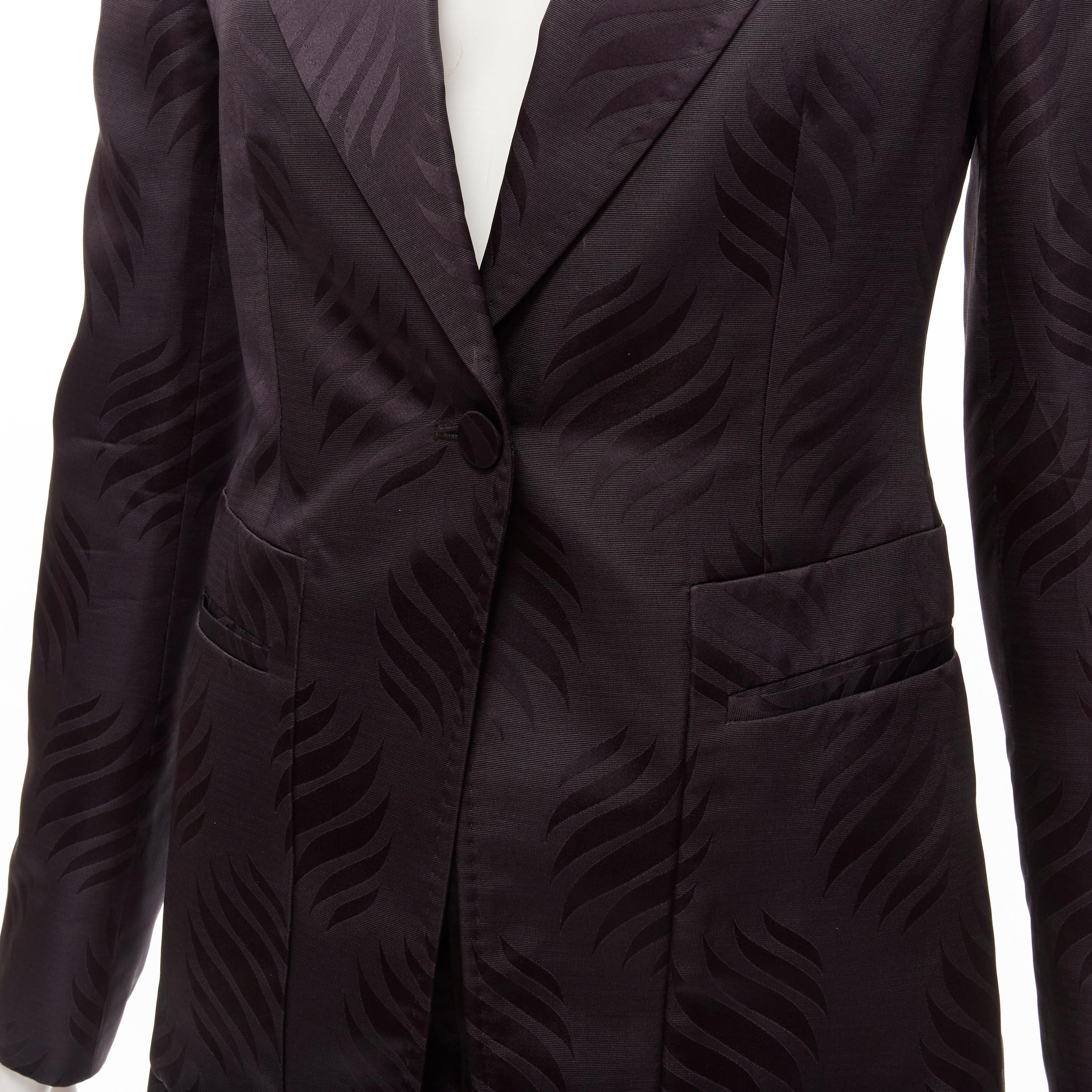 GUCCI Tom Ford Vintage black oriental leaf jacquard blazer skirt suit IT38 XS
Reference: TGAS/C01853
Brand: Gucci
Designer: Tom Ford
Material: Silk
Color: Purple
Pattern: Abstract
Closure: Button
Lining: Black Silk
Extra Details: Matching fabric