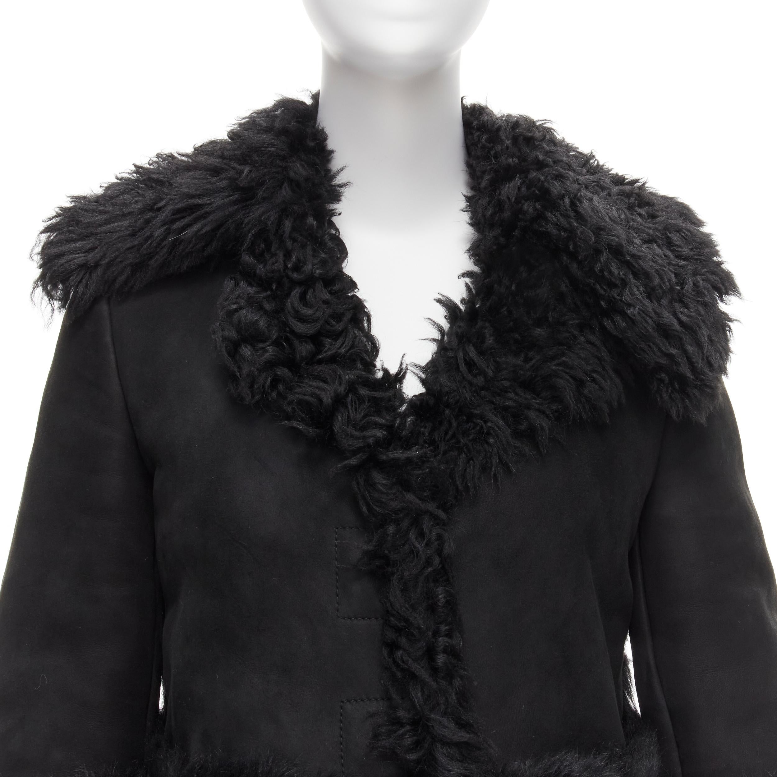 GUCCI Tom Ford Vintage Schwarzer Mantel aus Shearling-pelz und Wildleder mit ausgestellten Ärmeln IT38 XS im Angebot 4