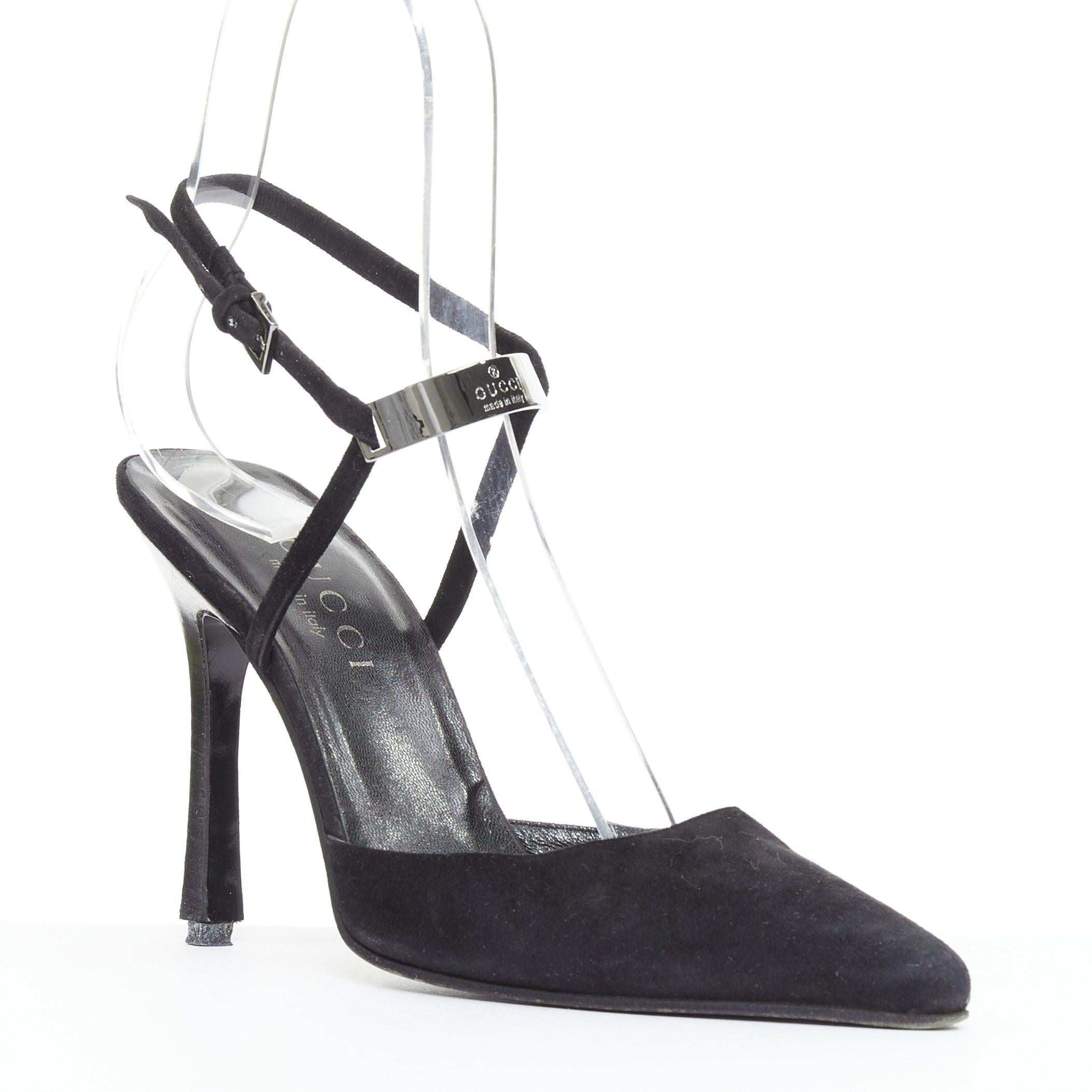 GUCCI Tom Ford Vintage Schwarzes Wildleder Metall-ID-Platte Slingback-Pumps EU36
Referenz: TGAS/E00989
Marke: Gucci
Designer: Tom Ford
MATERIAL: Wildleder
Farbe: Schwarz, Silber
Muster: Solide
Verschluss: Slingback
Innenfutter: Schwarzes