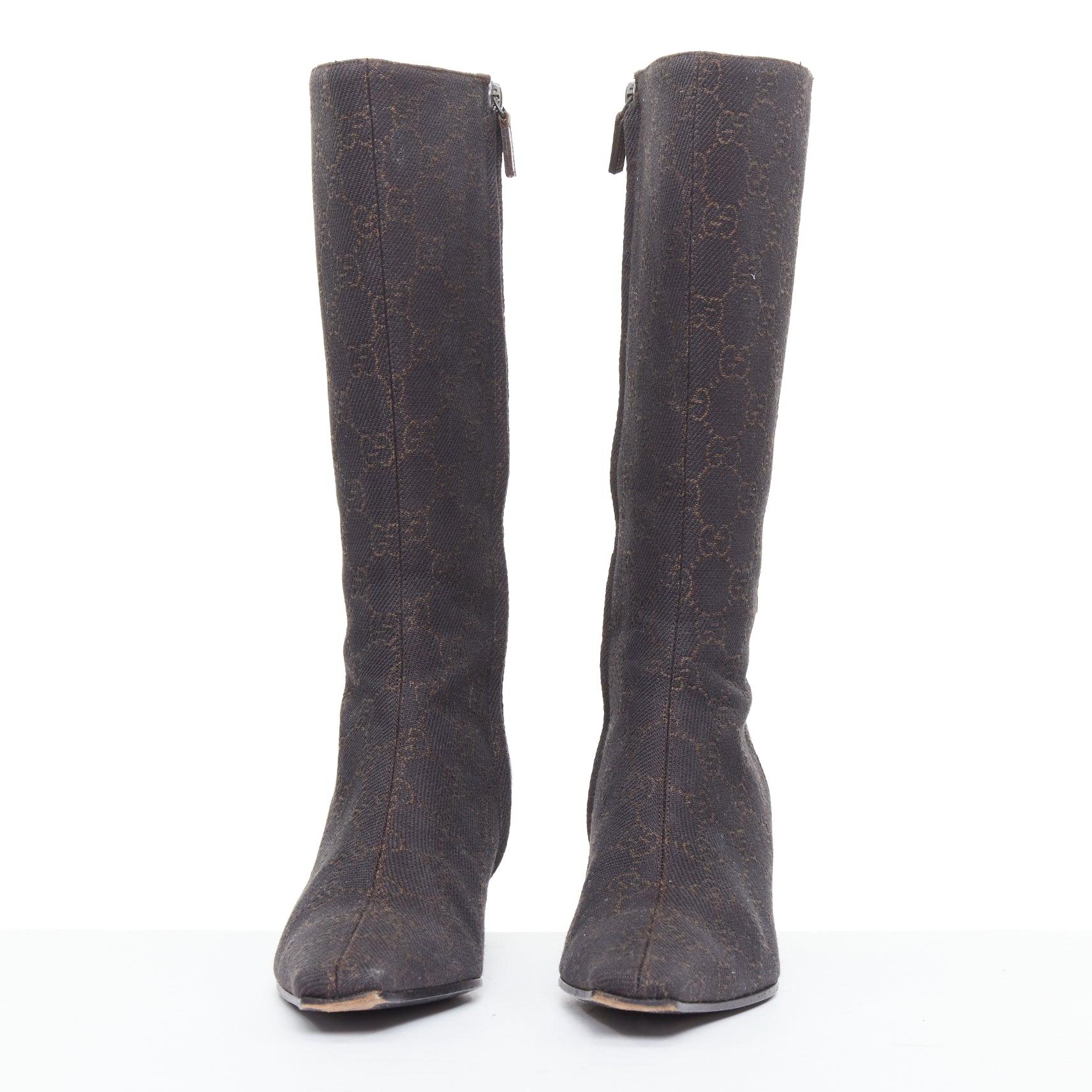 GUCCI Tom Ford Vintage Dunkelbraun GG Monogram Kitten Heel Stiefel EU35.5 (Schwarz) im Angebot