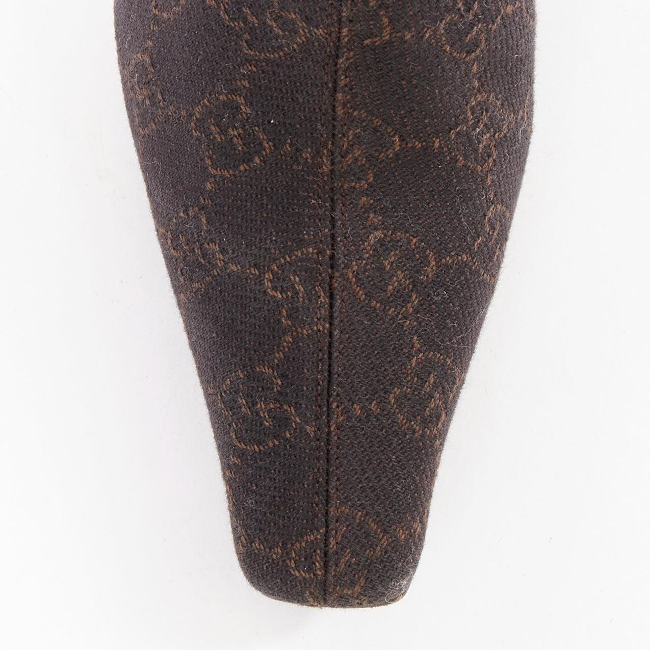 GUCCI Tom Ford Vintage Dunkelbraun GG Monogram Kitten Heel Stiefel EU35.5 im Angebot 1