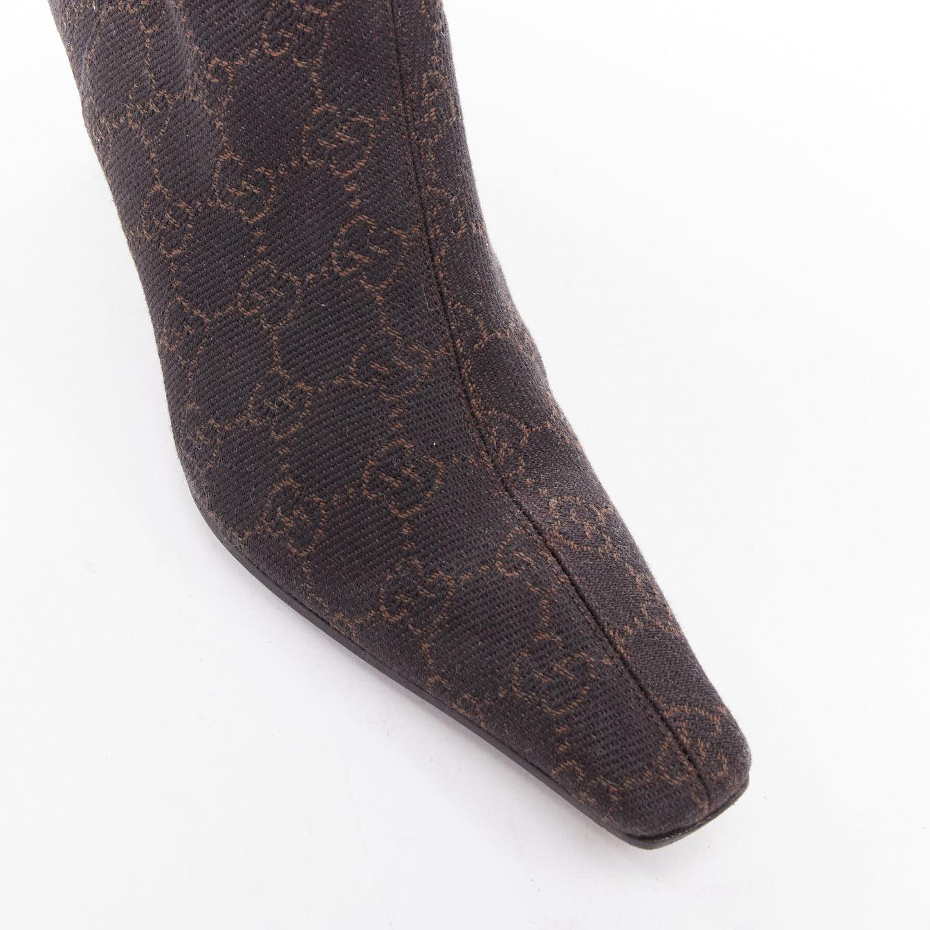 GUCCI Tom Ford Vintage Dunkelbraun GG Monogram Kitten Heel Stiefel EU35.5 im Angebot 2
