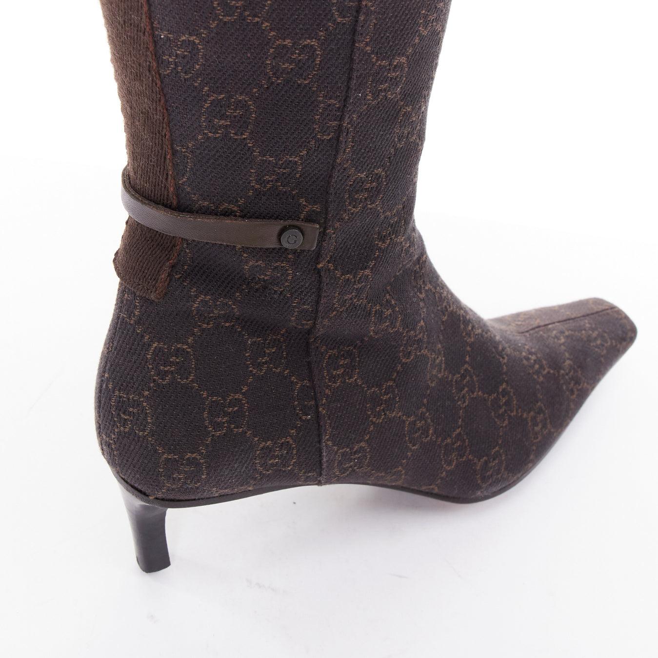 GUCCI Tom Ford Vintage Dunkelbraun GG Monogram Kitten Heel Stiefel EU35.5 im Angebot 3