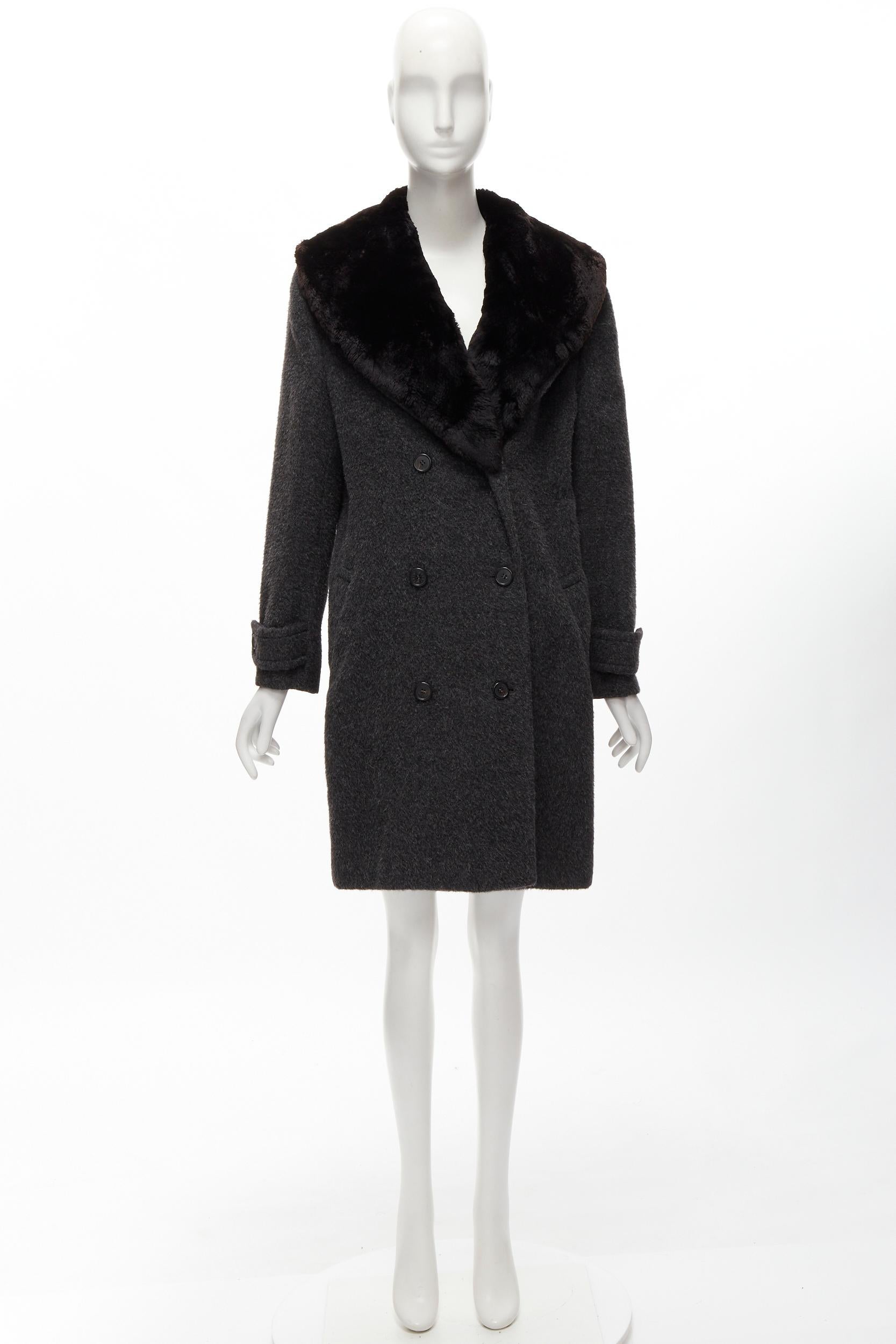 Gucci - Manteau d'hiver vintage gris à col en fourrure et à double bretelle en alpaca, taille IT 42 M en vente 7