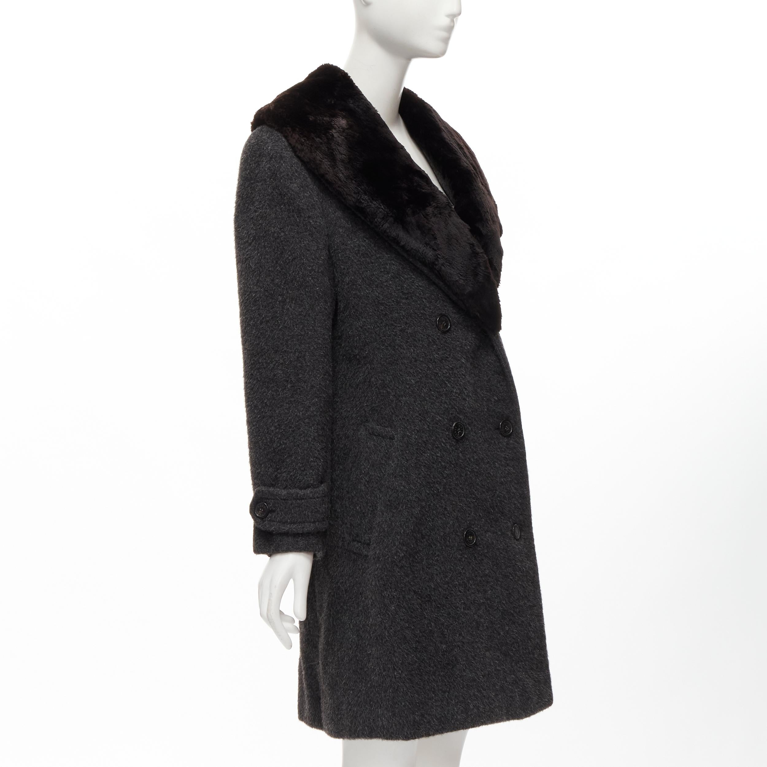 Gucci - Manteau d'hiver vintage gris à col en fourrure et à double bretelle en alpaca, taille IT 42 M Pour femmes en vente