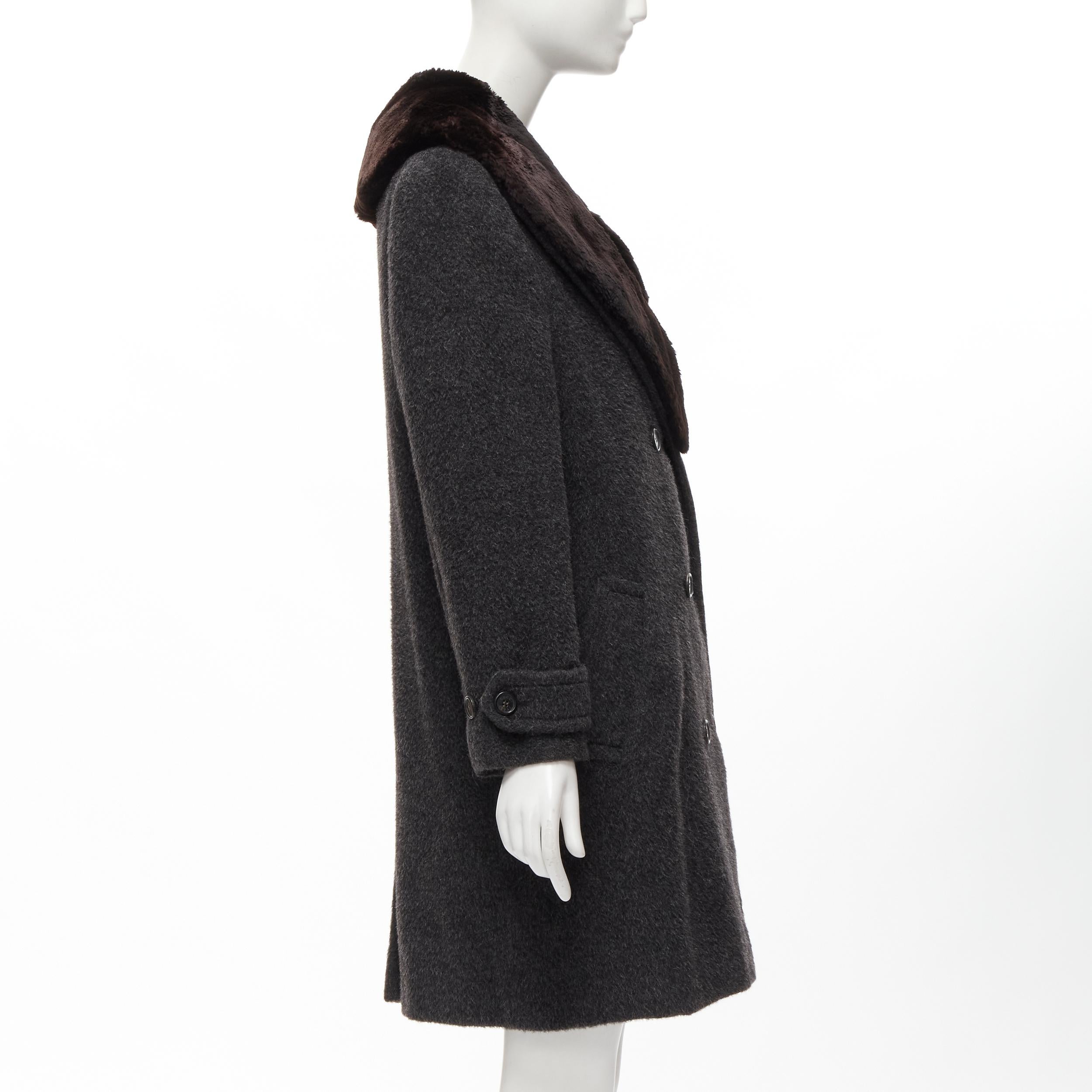 Gucci - Manteau d'hiver vintage gris à col en fourrure et à double bretelle en alpaca, taille IT 42 M en vente 1