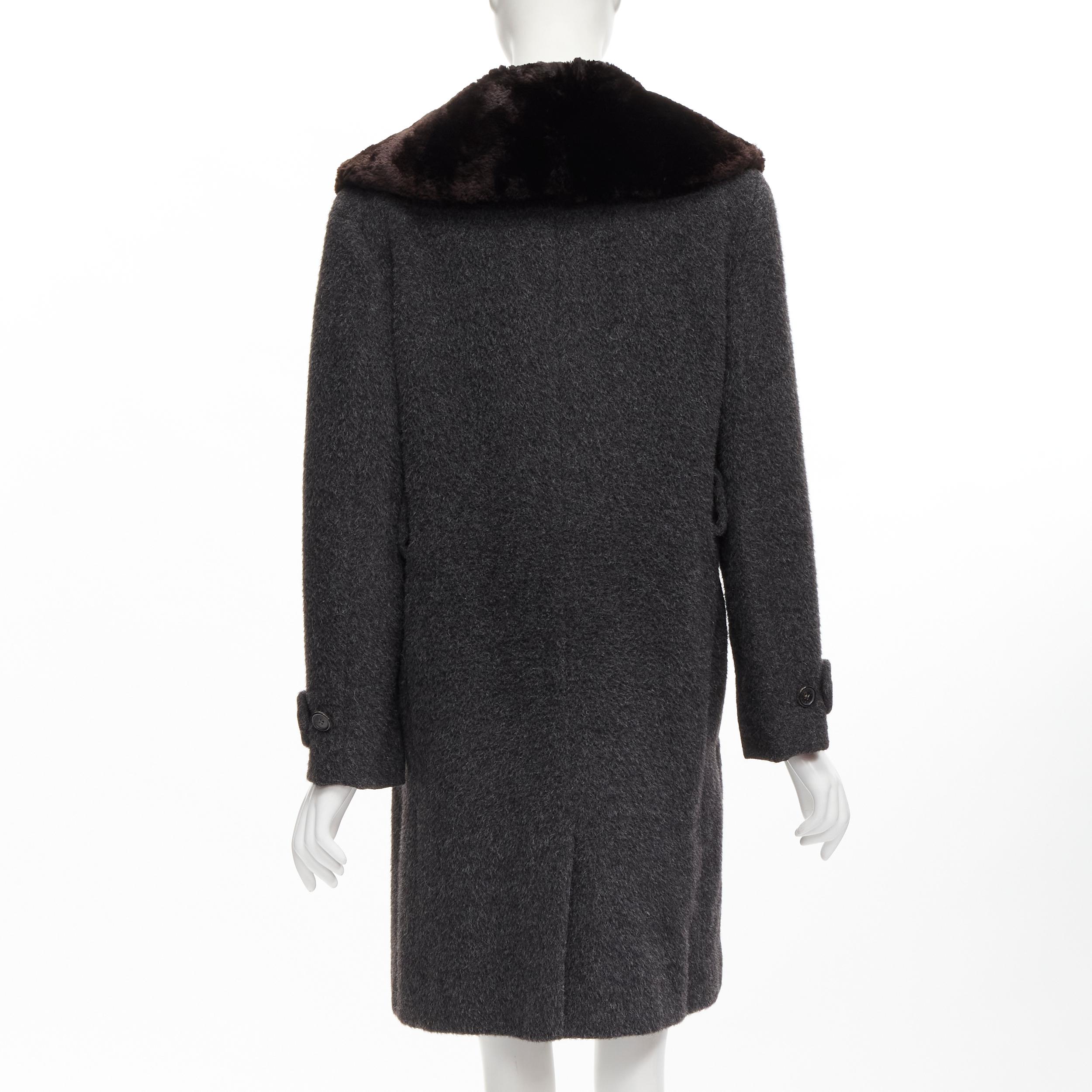 Gucci - Manteau d'hiver vintage gris à col en fourrure et à double bretelle en alpaca, taille IT 42 M en vente 2