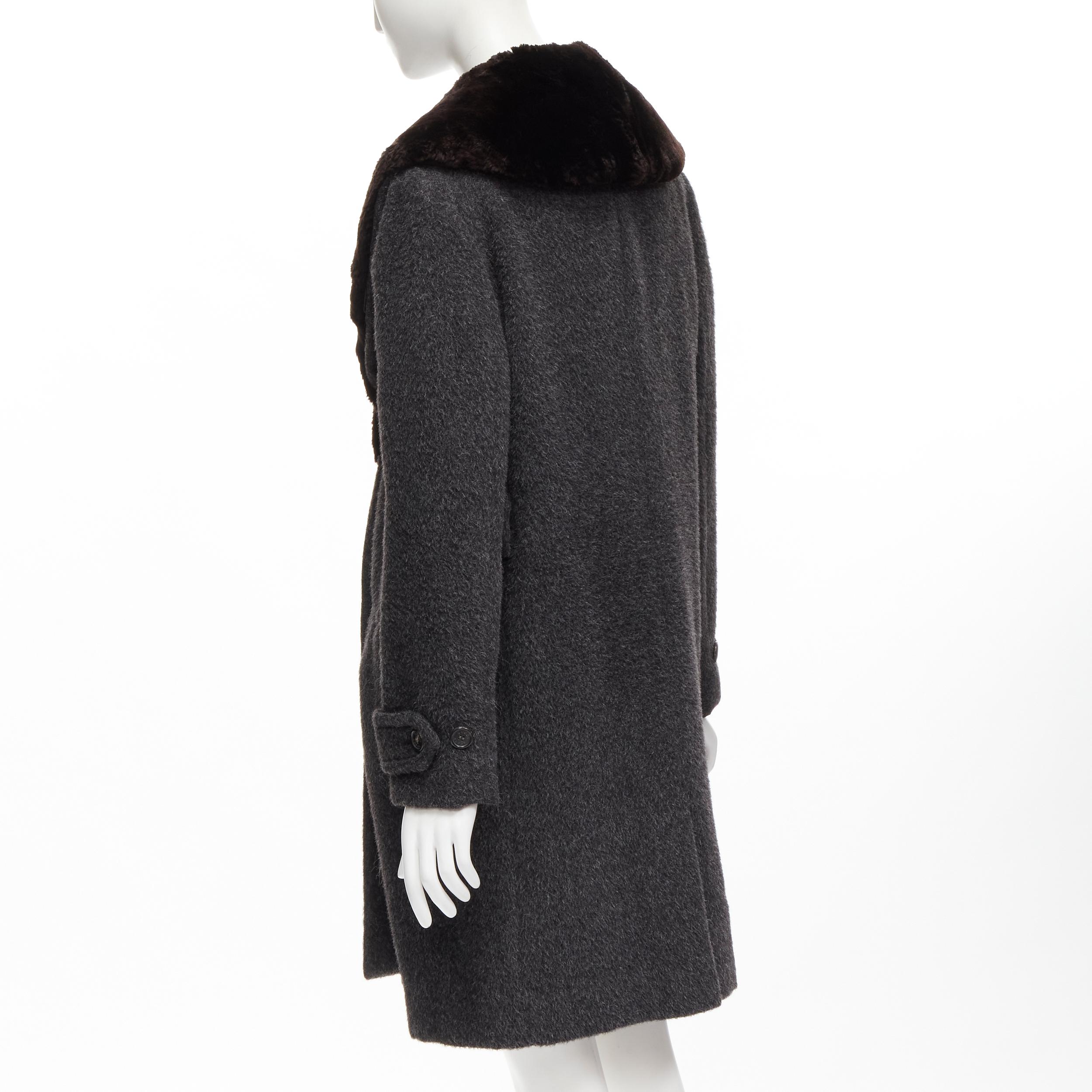 Gucci - Manteau d'hiver vintage gris à col en fourrure et à double bretelle en alpaca, taille IT 42 M en vente 3