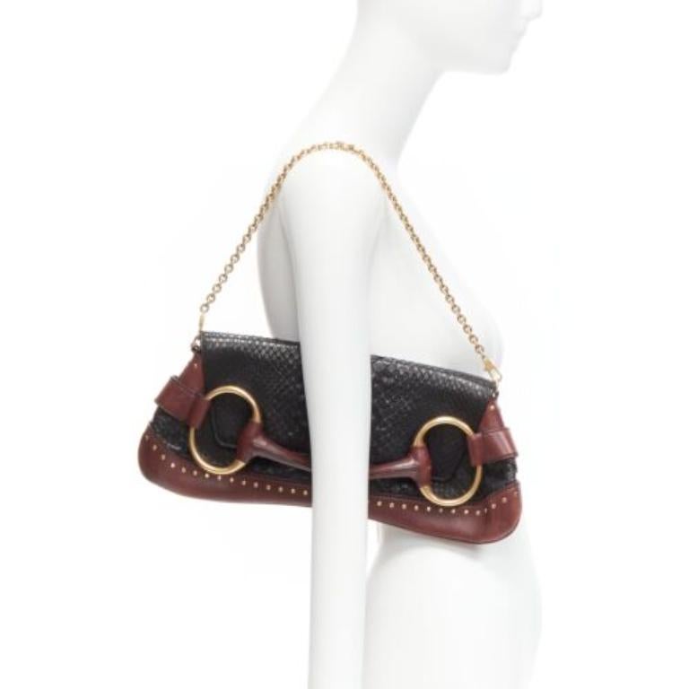 GUCCI Tom Ford Vintage Horsebit black leather gold buckle shoulder chain bag
Reference: GIYG/A00306
Brand: Gucci
Designer: Tom Ford
Collection: Runway
Material: Leather, Metal
Color: Black, Burgundy
Pattern: Solid
Closure: Snap Buttons
Lining: Black