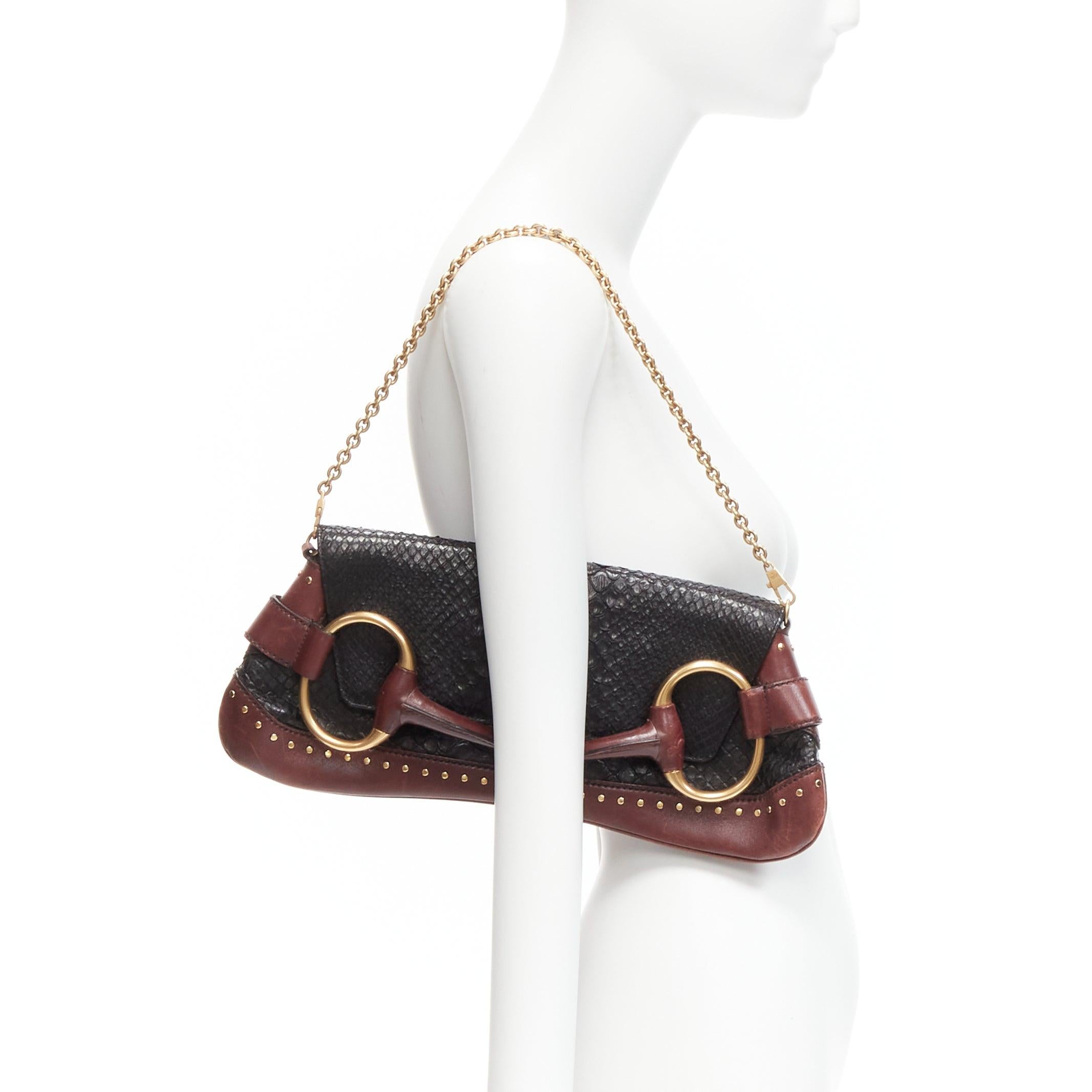 GUCCI Tom Ford Vintage Horsebit black scaled leather gold buckle shoulder chain clutch bag
Reference: GIYG/A00306
Brand: Gucci
Designer: Tom Ford
Collection: Runway
Material: Leather, Metal
Color: Black, Burgundy
Pattern: Solid
Closure: Snap