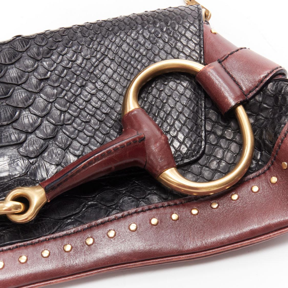 Gucci Tom Ford Vintage Horsebit cuir écaillé noir boucle dorée chaîne d'épaule  en vente 2