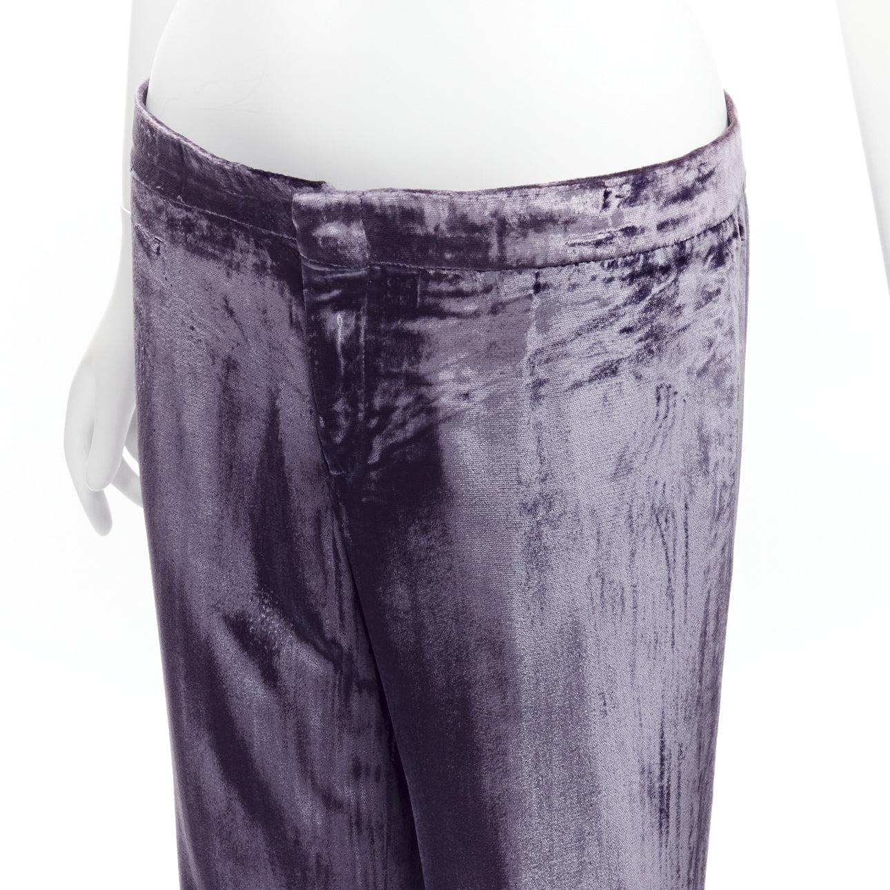 GUCCI Tom Ford Vintage purple velvet low waist flared pants IT40 S
Reference: GIYG/A00355
Brand: Gucci
Designer: Tom Ford
Material: Rayon, Silk
Color: Purple
Pattern: Solid
Closure: Zip Fly
Lining: Black Fabric
Made in: Italy

CONDITION:
Condition: