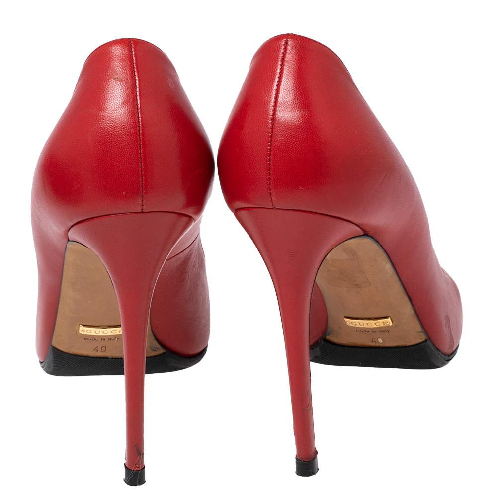 Gucci Tomato Red Leather Pointed-Toe Pumps Size 40 In Good Condition In Dubai, Al Qouz 2