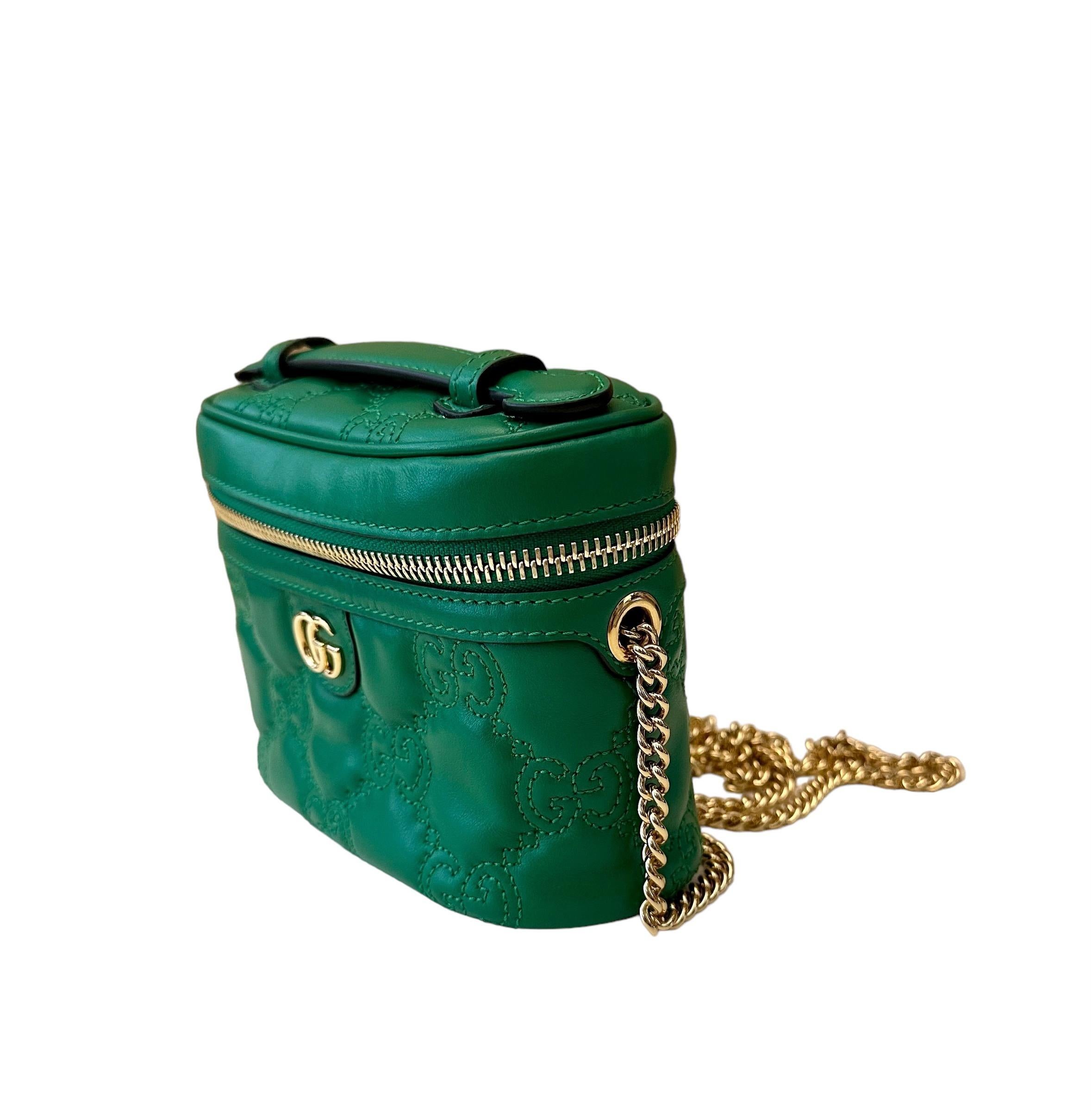 This mini vanity chain bag from the house of Gucci is crafted from a beautiful soft matelassé green leather as the signature material of the House.
It features a double G hardware in the front, an open pocket and a hook inside and a zip closure.
It