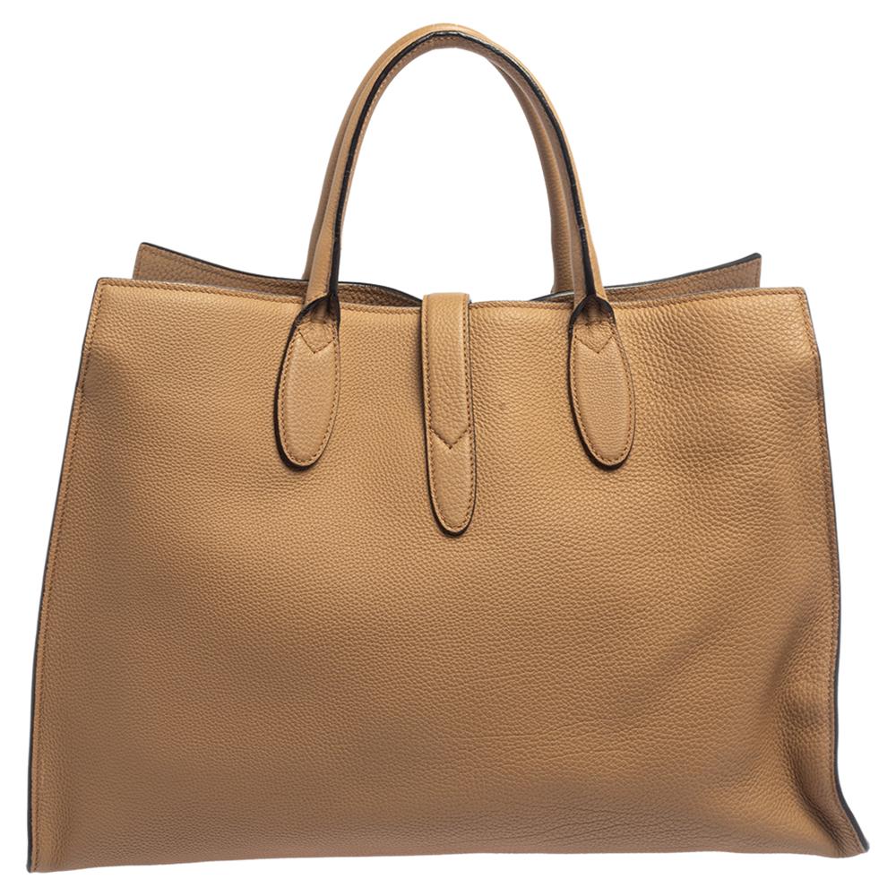 A handbag should not only be good-looking but also durable, just like this pretty Jackie tote from Gucci. Crafted from pebbled leather, this gorgeous brown-hued number has the signature piston closure that opens up to a spacious interior sized for