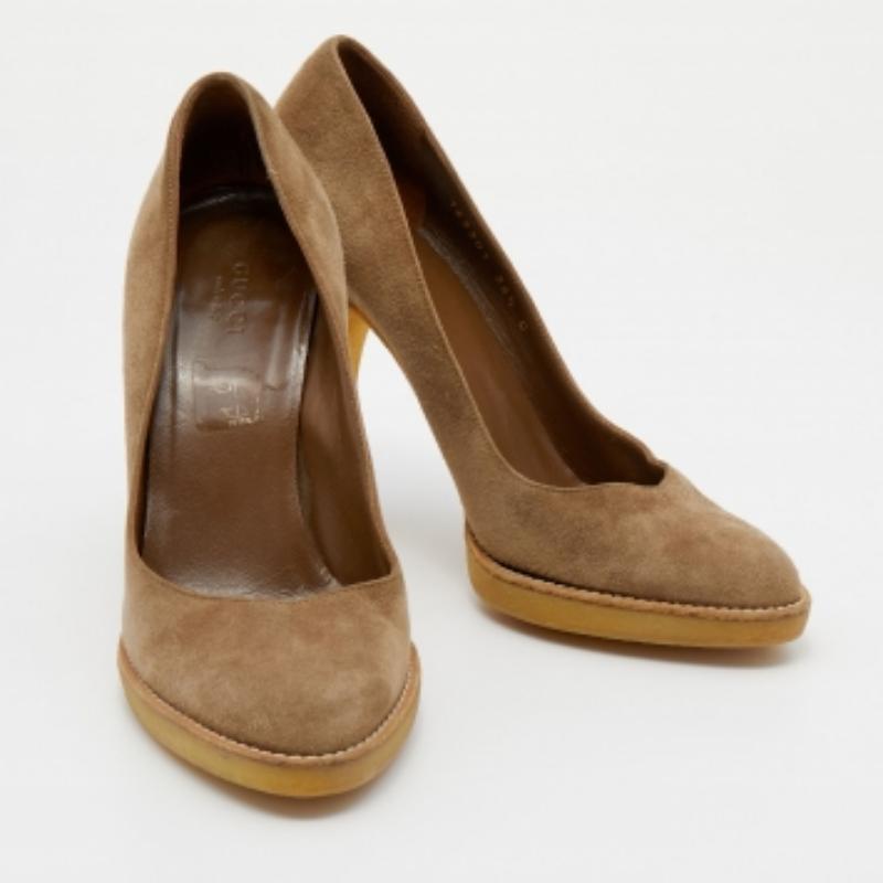 Diese unaufdringlichen und zeitlosen Pumps von Gucci werden Ihnen viel Bewunderung einbringen. Diese braunen Pumps aus Wildleder haben eine runde Spitze, eine ledergefütterte Innensohle, einen 11 cm hohen Absatz und ein solides Plateau, das