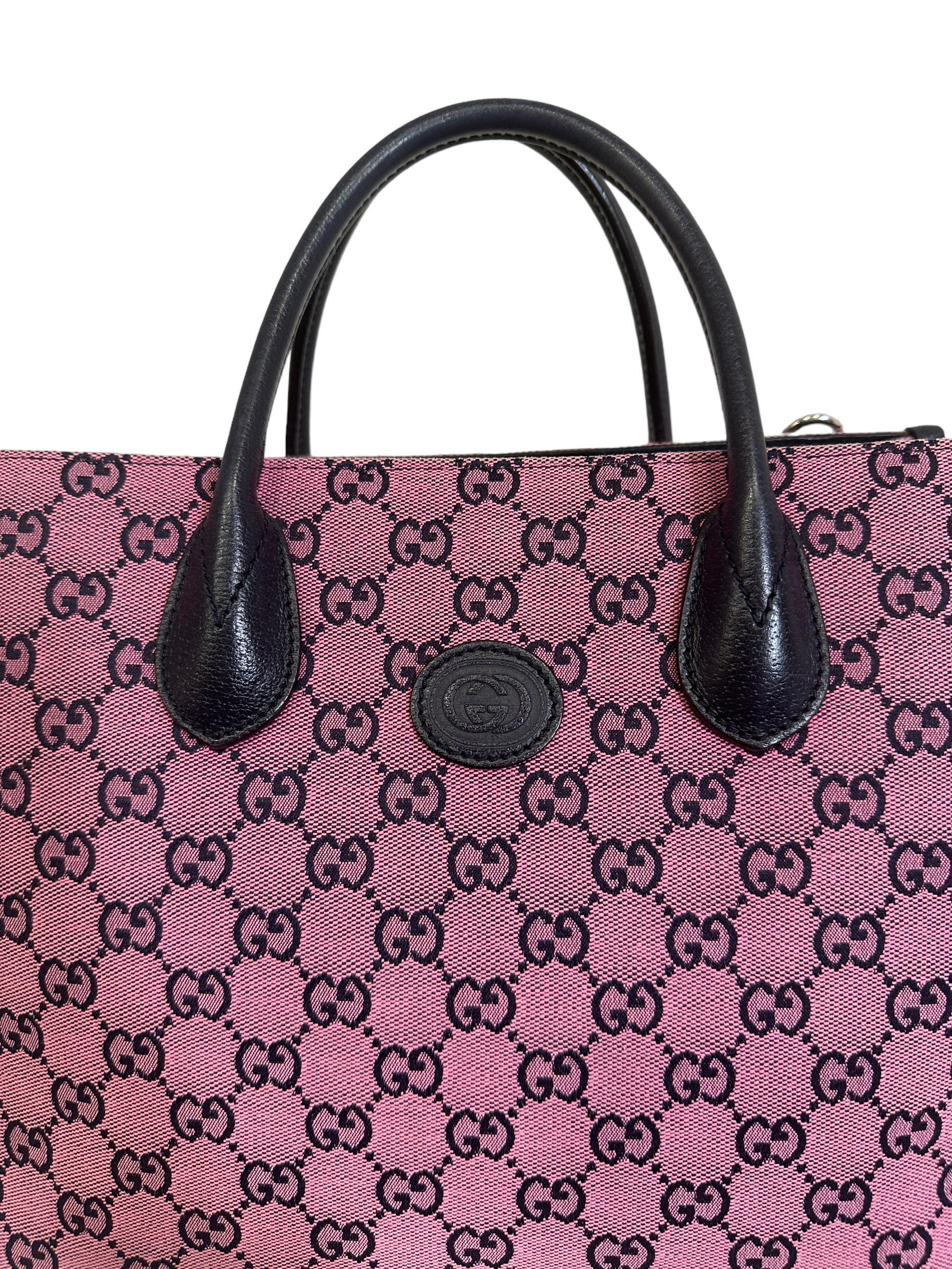 Gucci signed bag, tote model, made of pink GG supreme canvas with blue leather inserts and silver hardware. Equipped with double rigid leather handle, and removable and adjustable shoulder strap. Equipped with a closure with a small central hook,