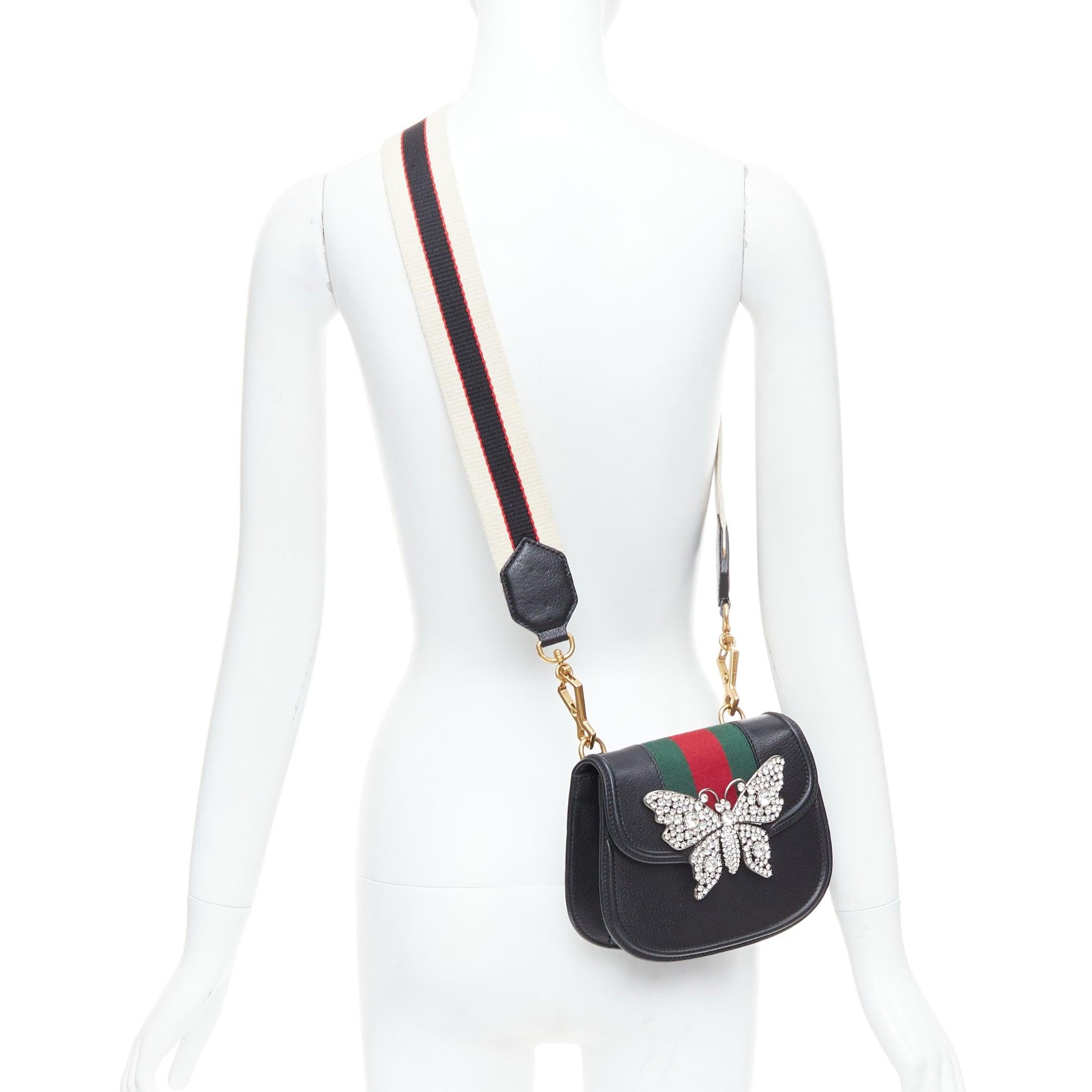 Bolso crossbody GUCCI Totem de piel de becerro negra con correa de cristal y logotipo de mariposa
Referencia: TGAS/E00234
Marca: Gucci
Diseñador: Alessandro Michele
Model No: Totem
Material: Piel, Tejido
Color: Negro, Multicolor
Patrón: A
