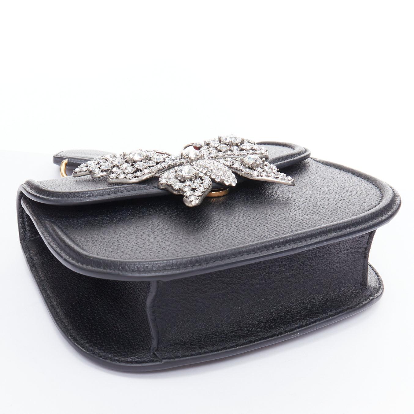 Bolso crossbody GUCCI Totem de piel de becerro negra con correa de cristal y logotipo de mariposa 1