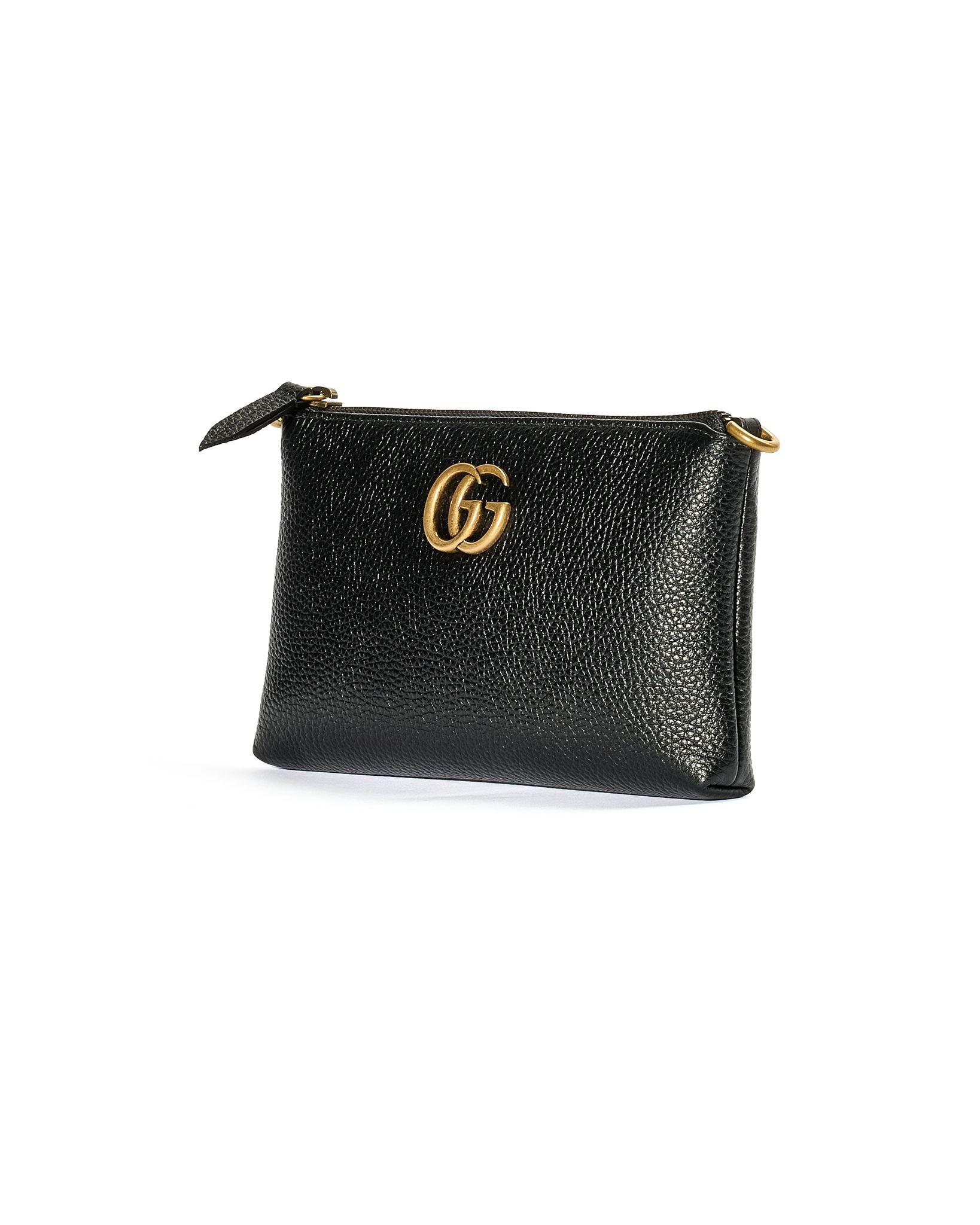 Bolso de mano de la firma Gucci, línea marmont, confeccionado en piel granulada de color negro con herrajes dorados. Equipado con un cierre superior de cremallera, forrado interiormente en lona beige con un práctico bolsillo, espacioso para lo