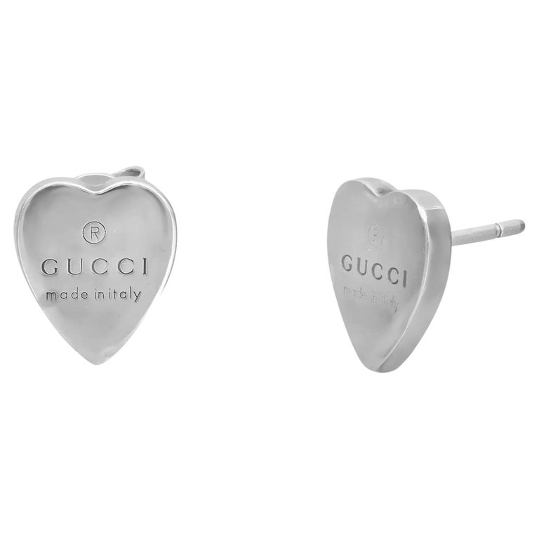 Orecchini a forma di cuore con marchio Gucci in argento 925 in vendita su  1stDibs